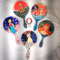 آینه دستی چوبی با طرح فانتزی ببوک