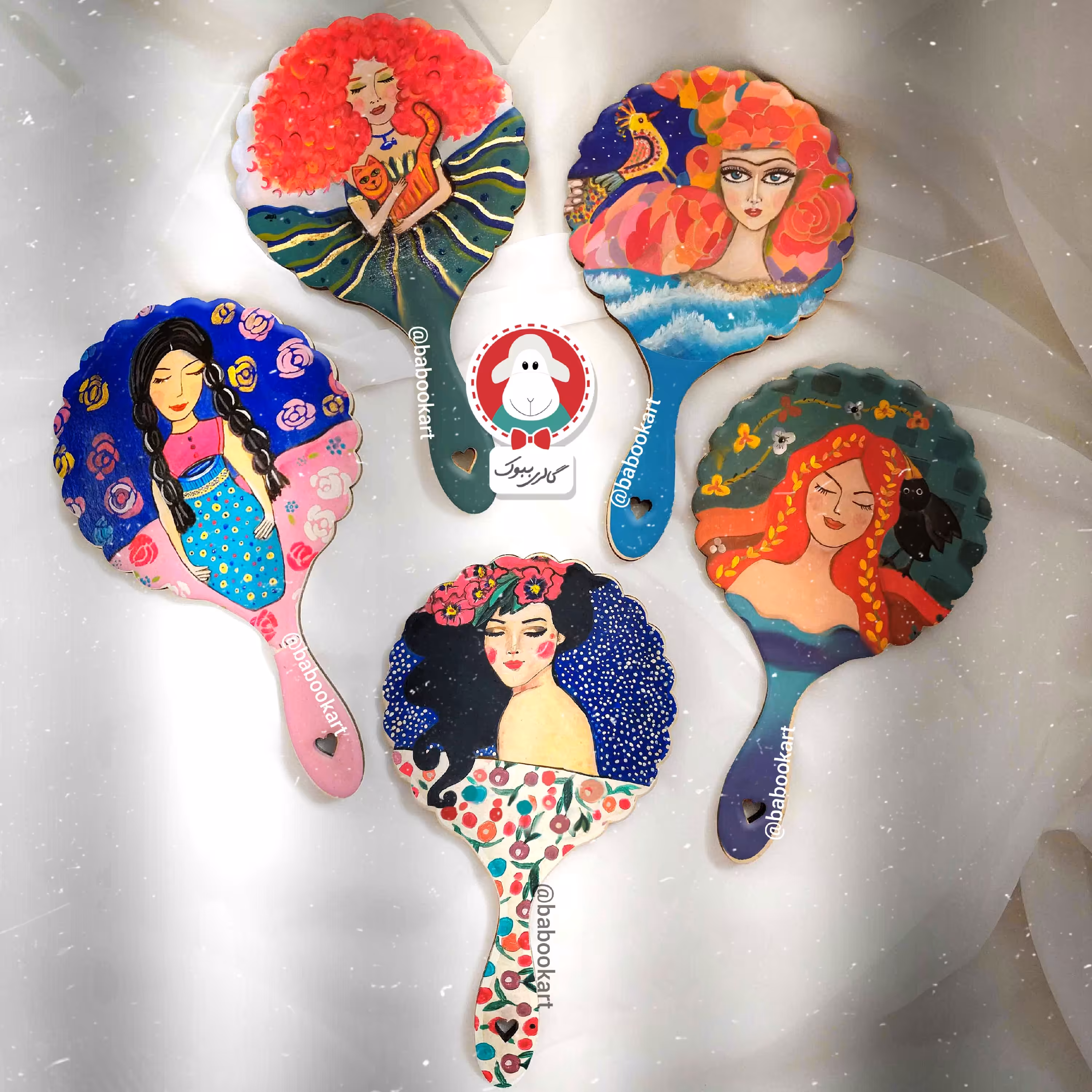 آینه دستی چوبی با طرح فانتزی ببوک