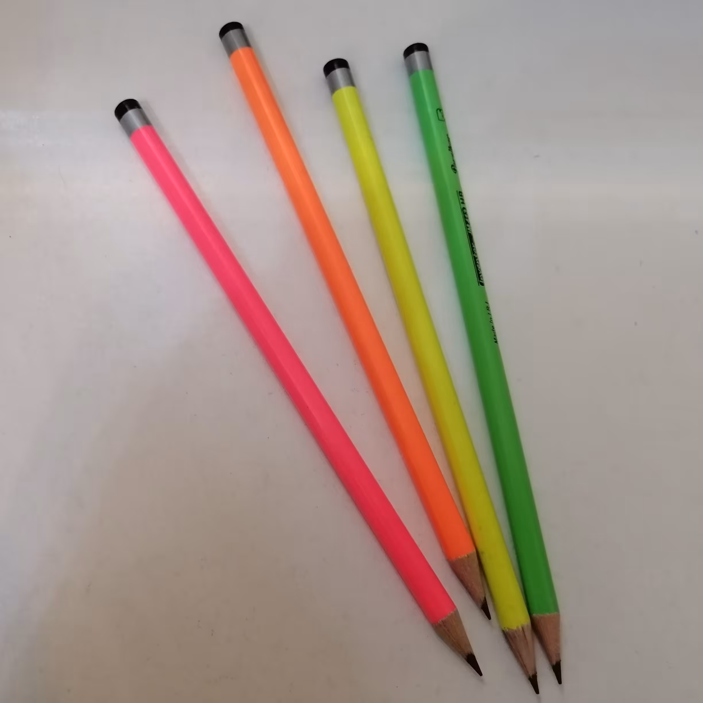 مداد مشکی پارسیکار، با طرح رنگی ساده