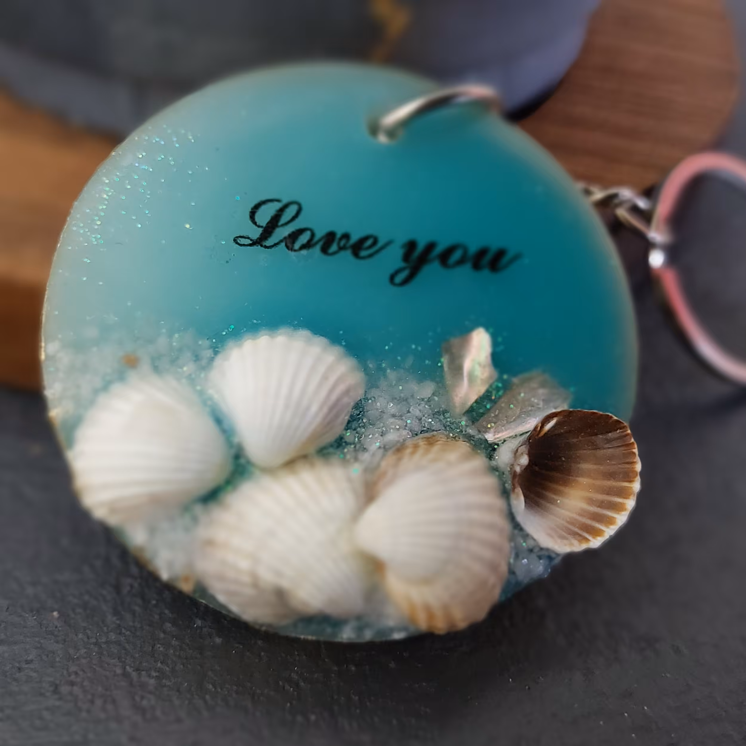 جاکلیدی رزینی شب تاب مدل موج و صدف طرح لاویو سایز 5و نیم سانتی متر