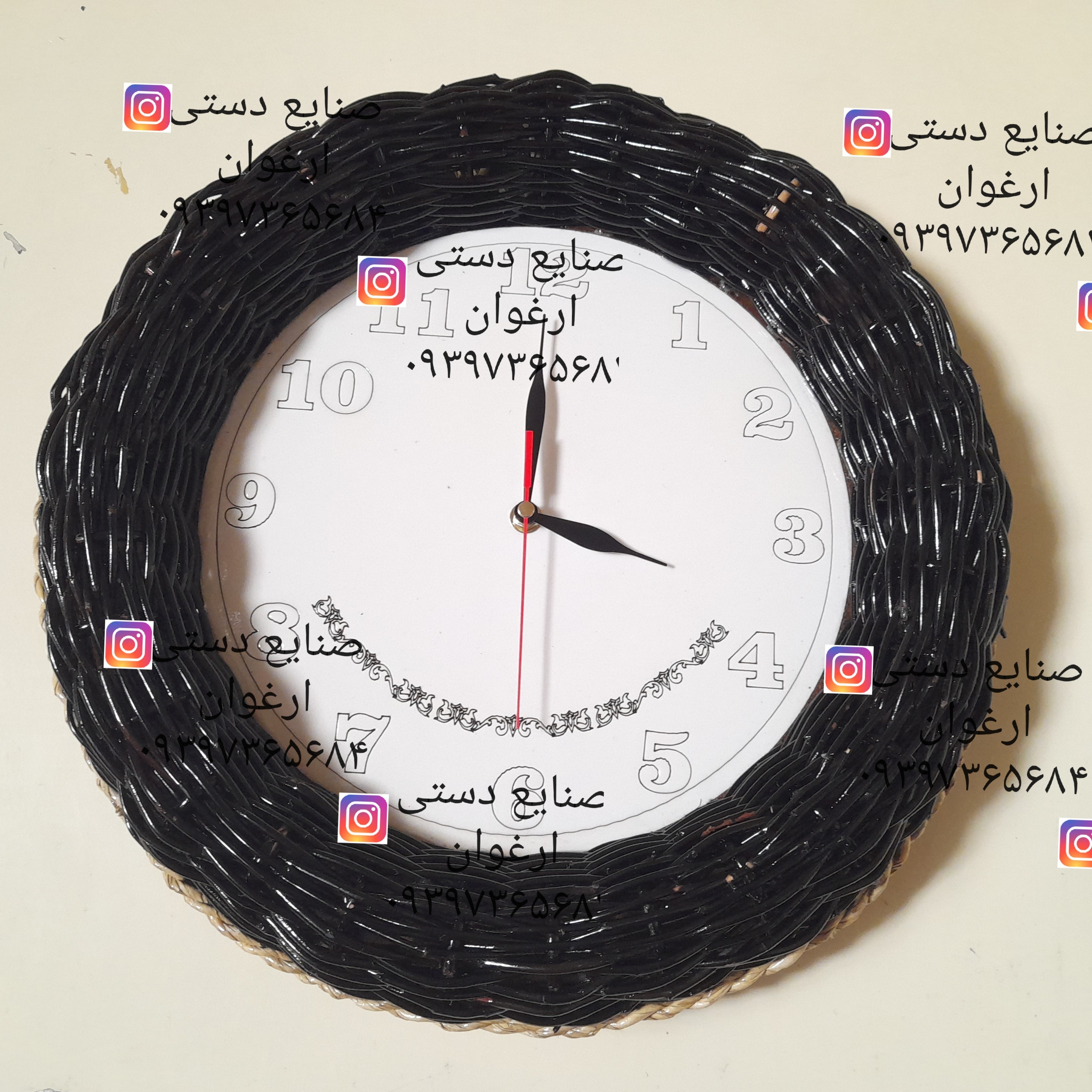 ساعت دیواری از جنس چوب ارغوان یا همون ساعت حصیری دارای موتورارام گرد