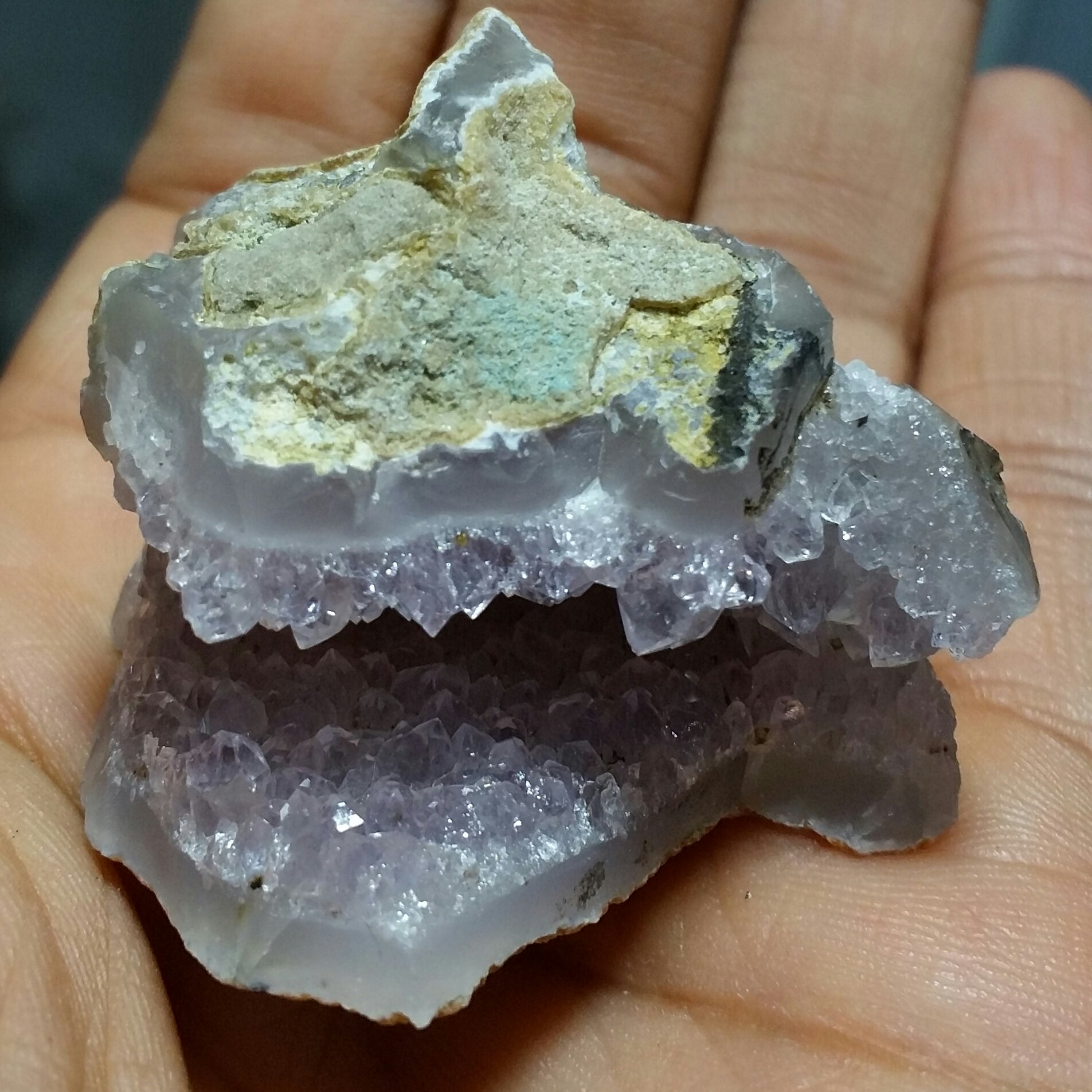 سنگ راف آمیتیس پر رنگ خاص بسیار زیبا دیدنی کاملا طبیعی شاهکار خلقت کد 9212