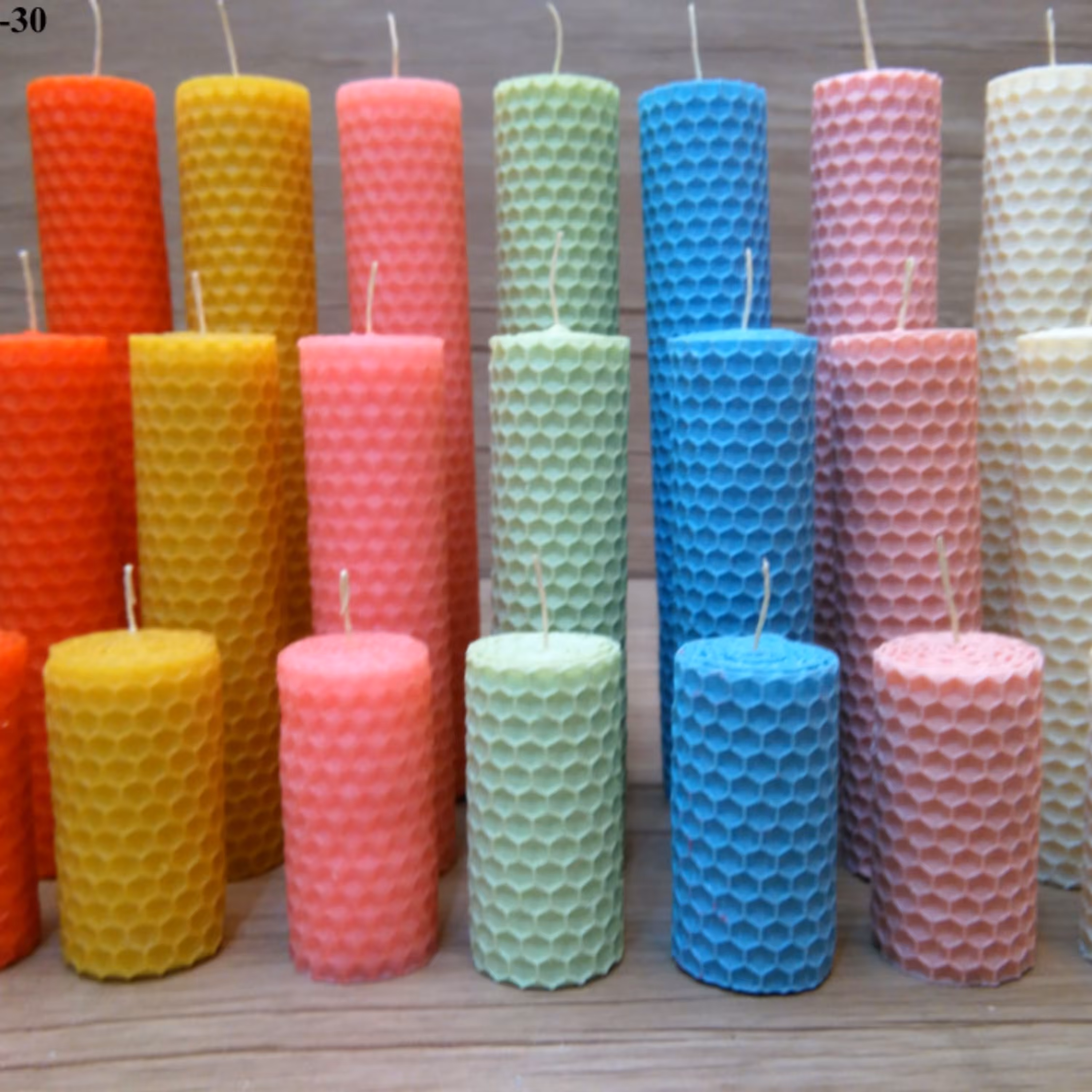 شمع بیزوکس3سایز باهم  ساخته شده با موم عسل در رنگبندی متنوع ست سه سایز