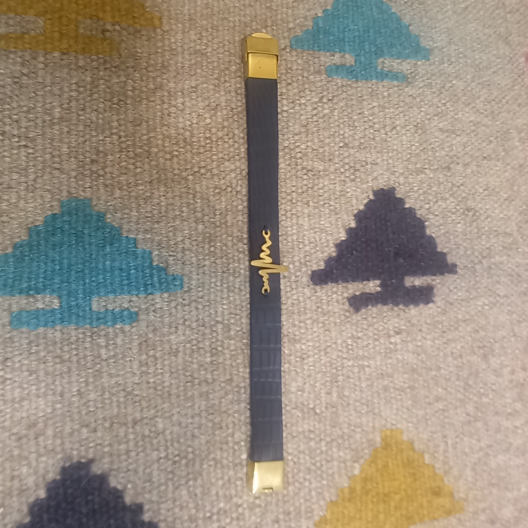 دستبند چرمی با مدال و سگک طلایی رنگ ضد زنگ