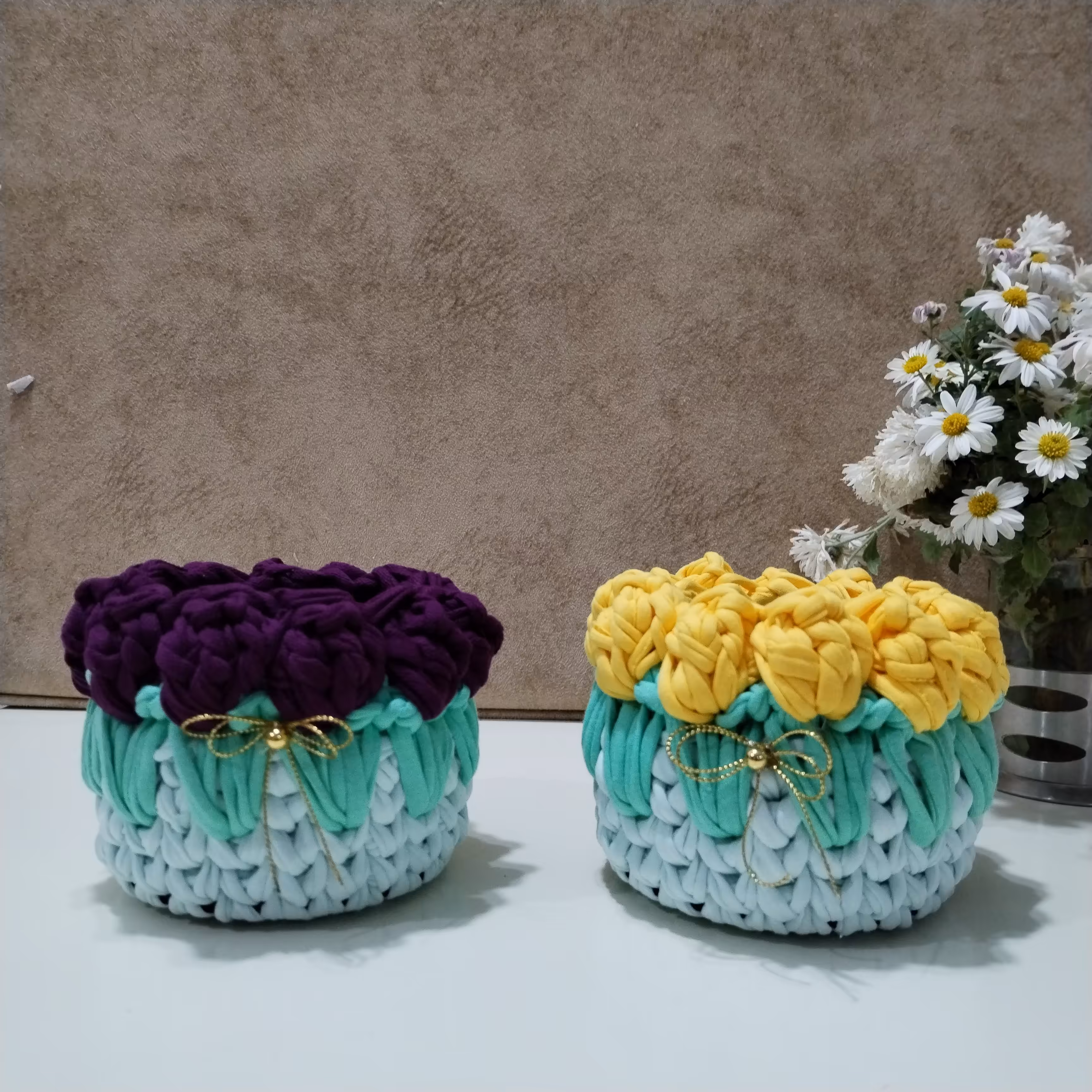 سبد تریکویی زیبا طرح گل لاله (جای شانه و مداد) 