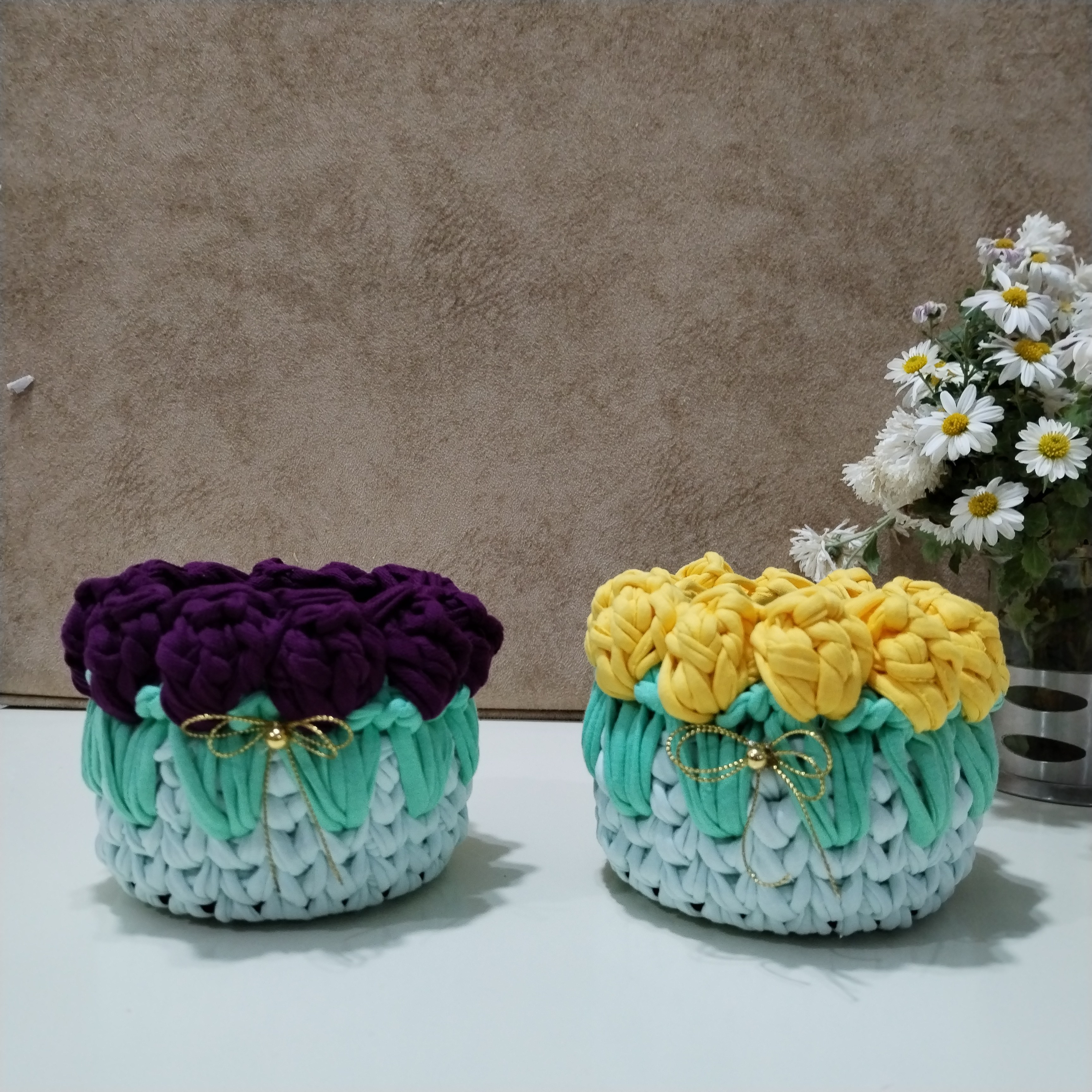 سبد تریکویی زیبا طرح گل لاله (جای شانه و مداد)