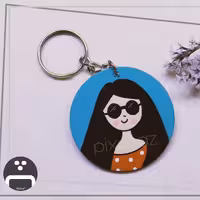 جاسوئیچی طرح دخترعینکی پیکسل ساز/جنس چوبی و نقاشی شده/قطر5سانت/مناسب برای آویز کلید