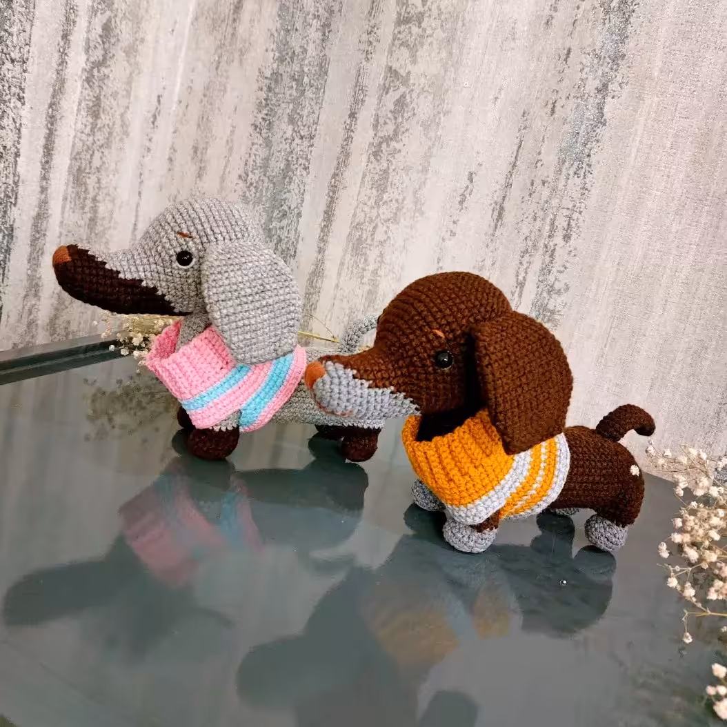 سگ پاکوتاه یا سگ سوسیسی بافته شده با کاموای ایرانی و ترک درجه یک اندازه در حدود 16 سانت فقط رنگ طوسی موجود به صورت تکی