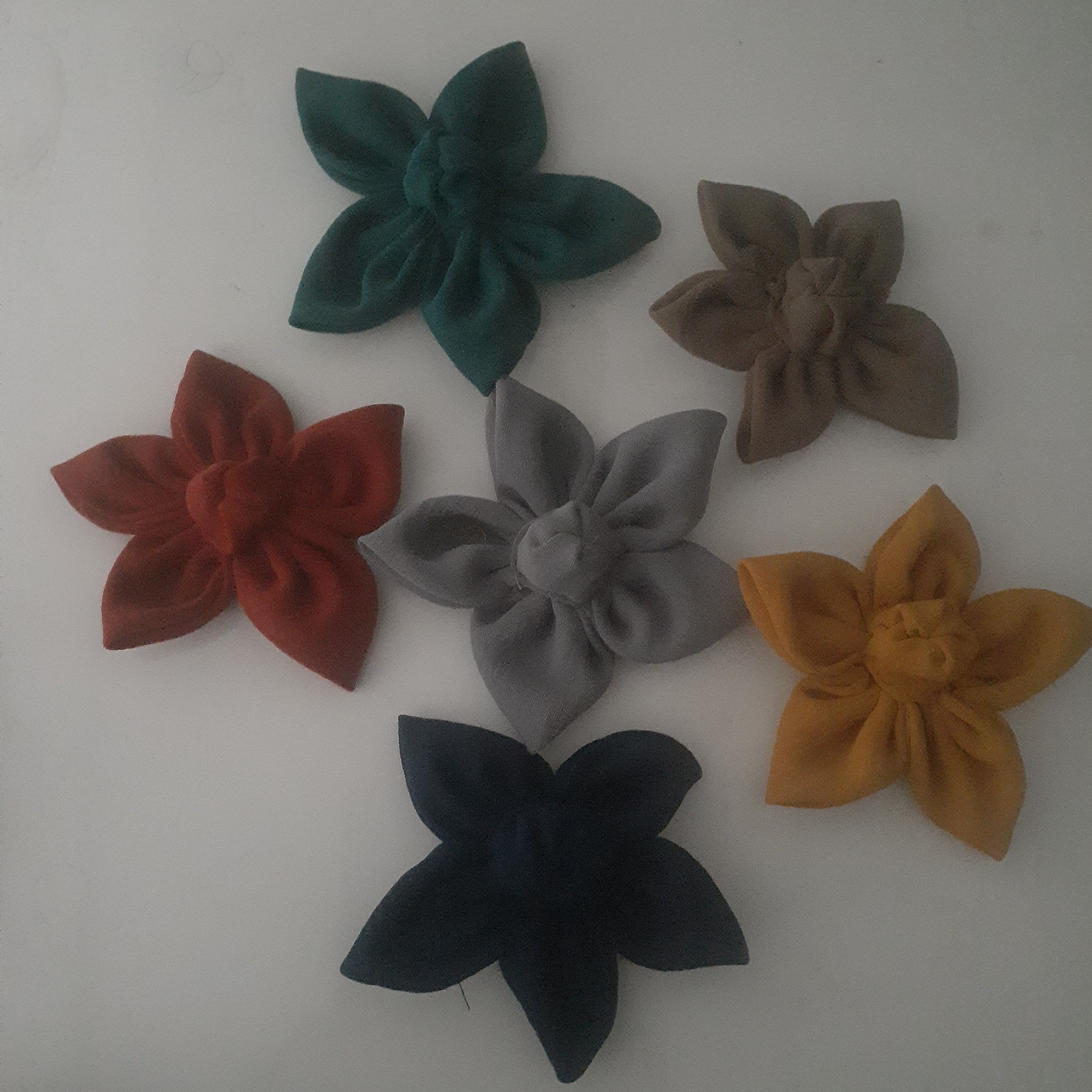 گلهای پارچه ای بسته 6 عددی در رنگهای مختلف مناسب کار روی لباس ،گلسر،تل،سرویس اشپزخانه و....