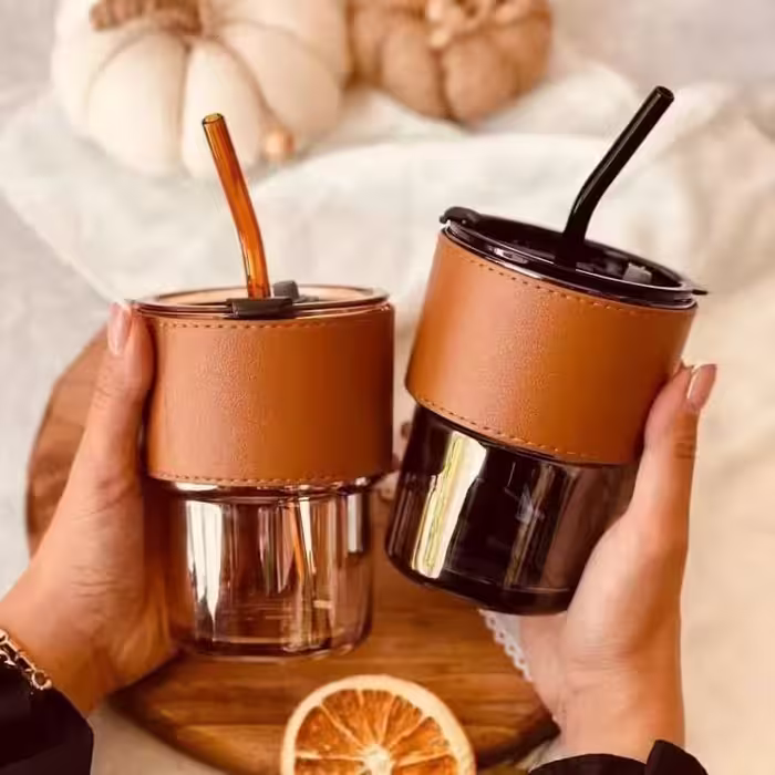 لیوان شیشه ای نی دار و آسان نوش با دور چرمی در  دو رنگ شیشه  مشکی و قهوه ای 