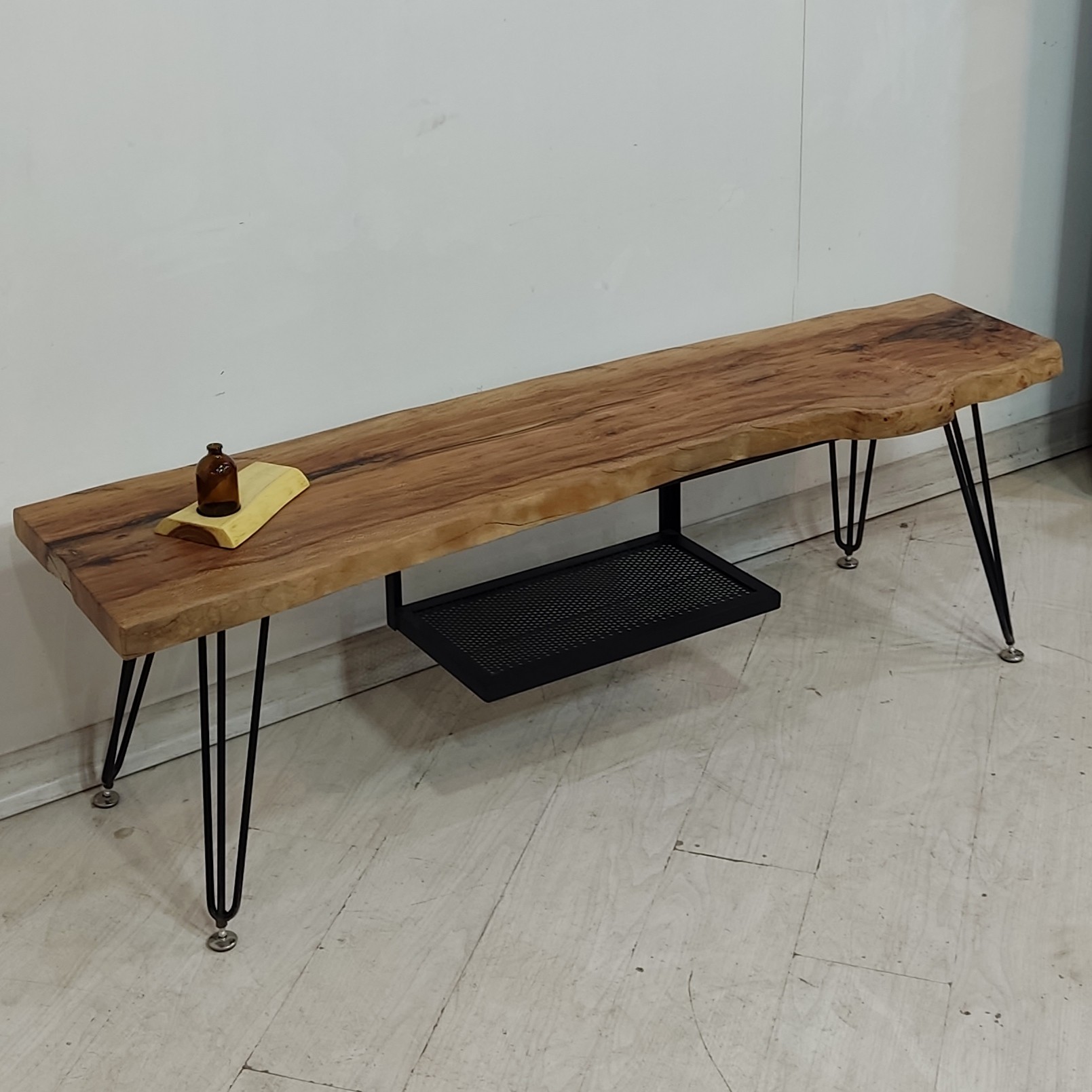 میز  تلوزیون روستیک از چوب چنار و پایه فلزی