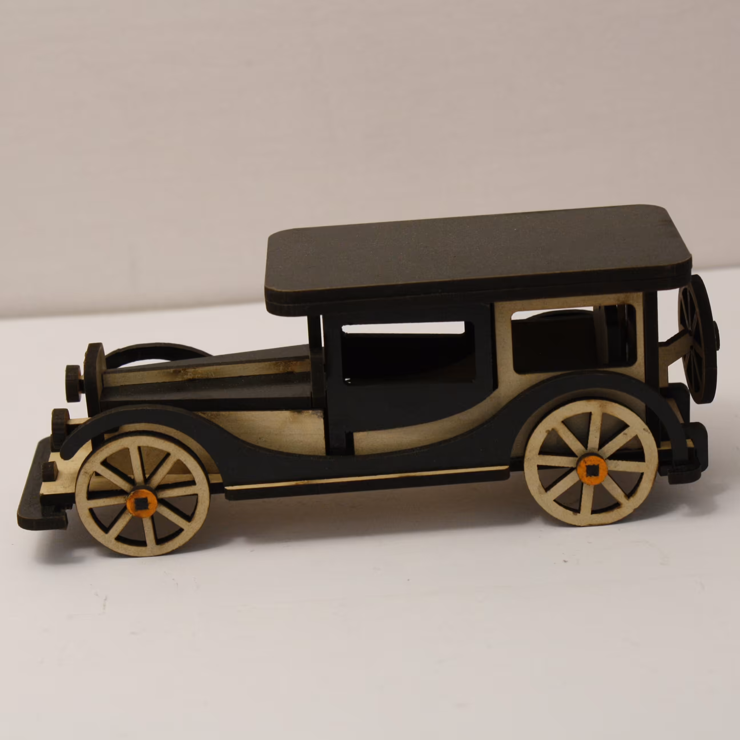 ماشین کلاسیک.چوبی.در رنگهای مختلف.محصولی خاص و ماندگار.مناسب هدیه دادن