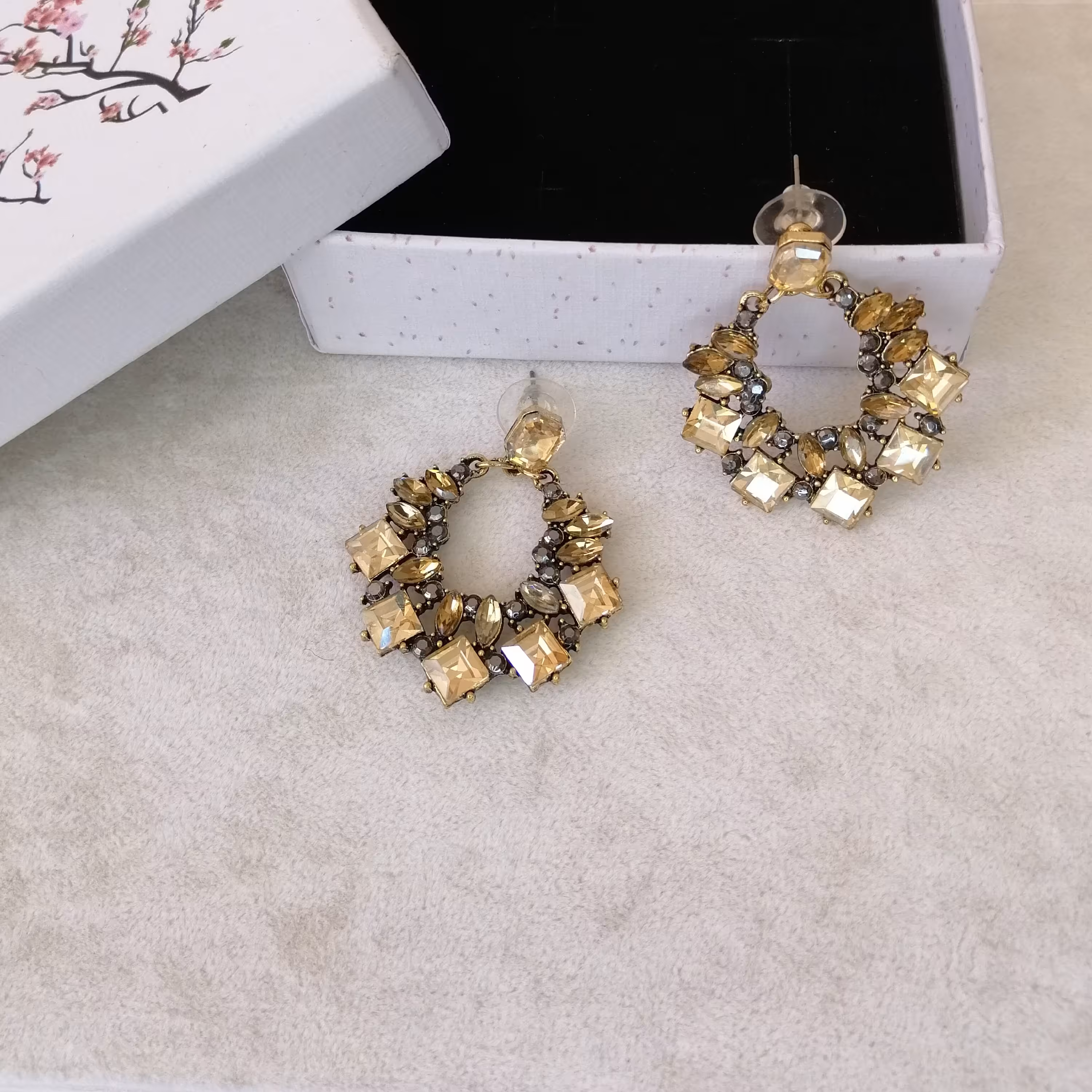 گوشواره نگین قهوه ای