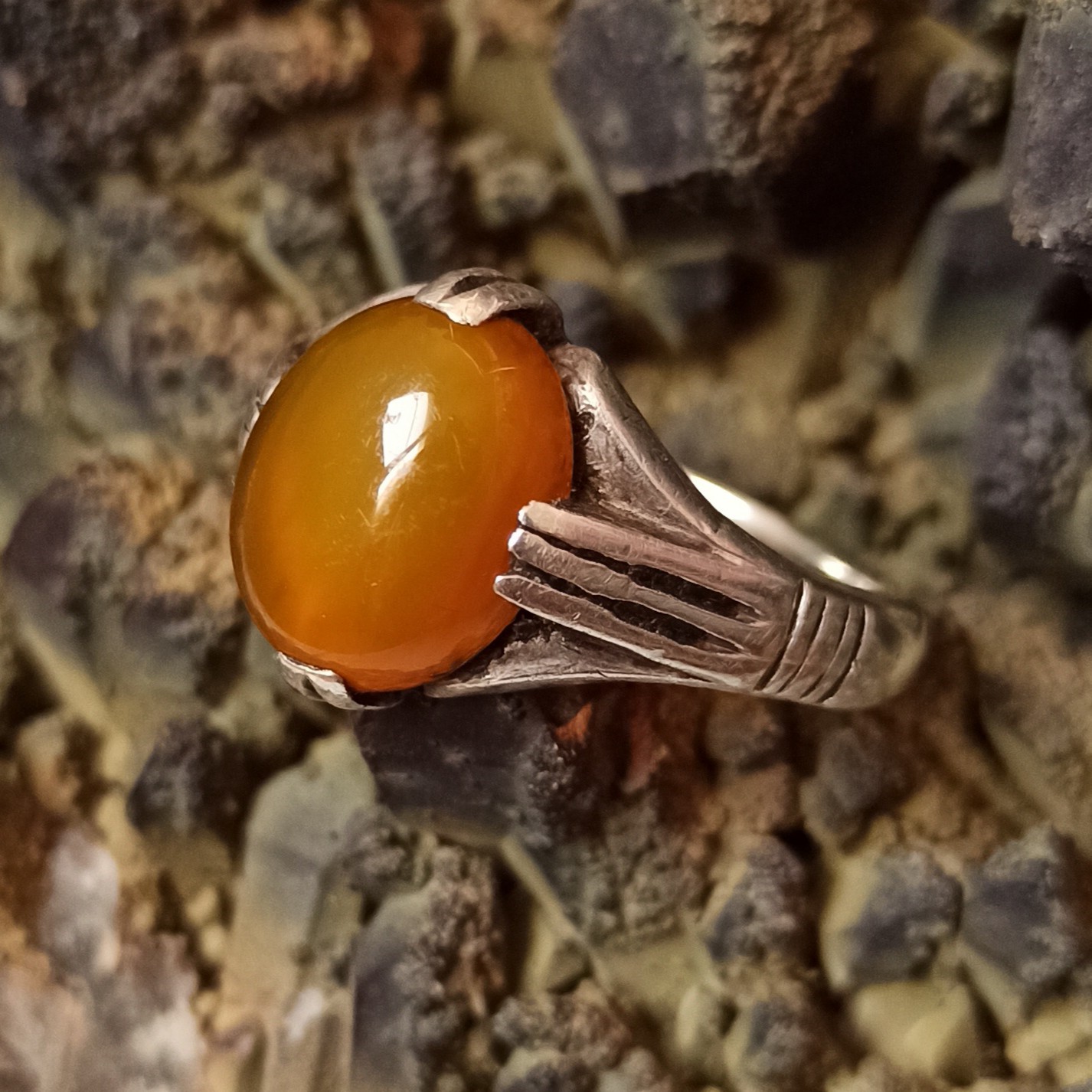 انگشتر نقره دست ساز قدیمی  با نگین سنگ عقیق زرد و دعای شرف الشمس R17