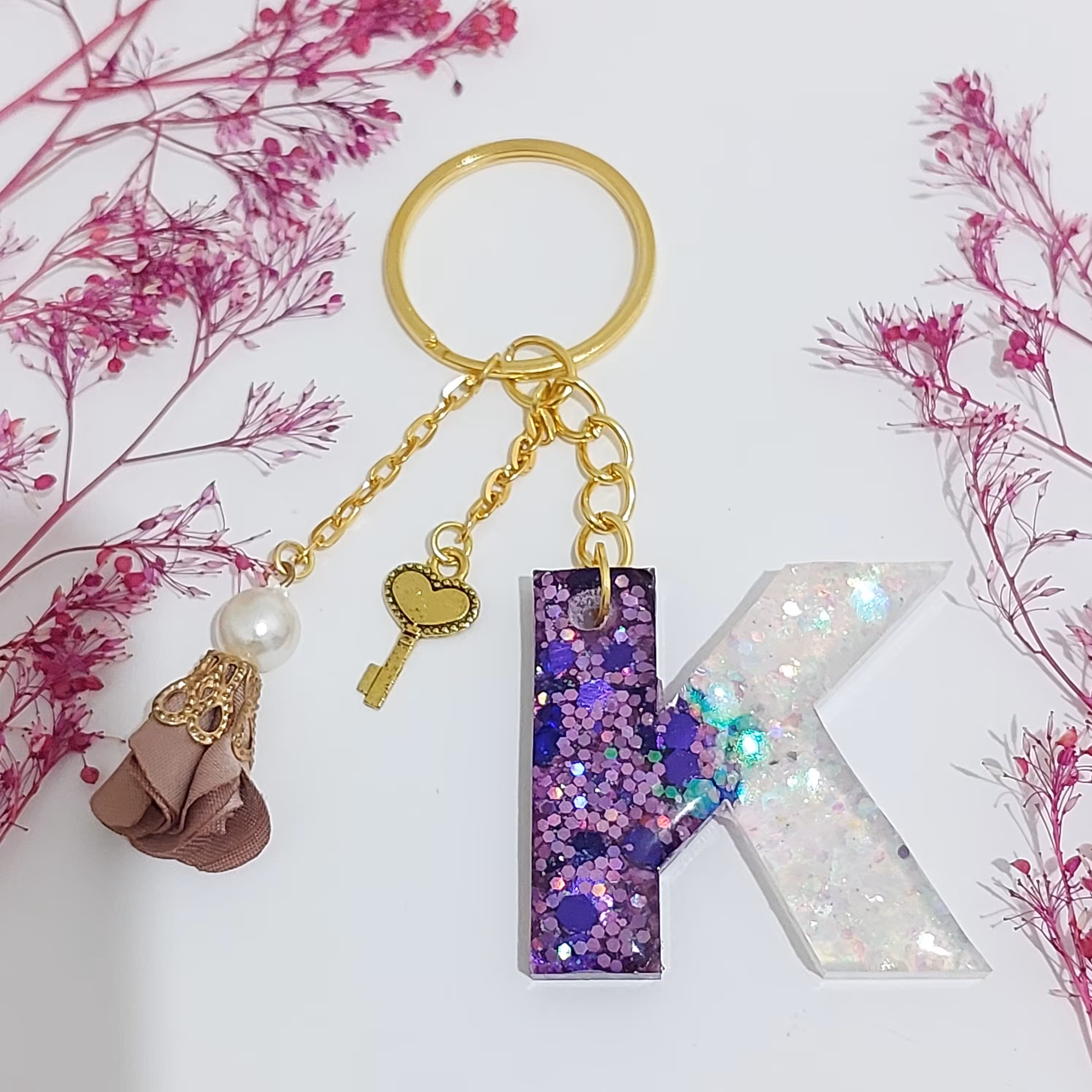 جاکلیدی دستساز رزینی حرف K انگلیسی با آویز گل و خرجکار فلزی 