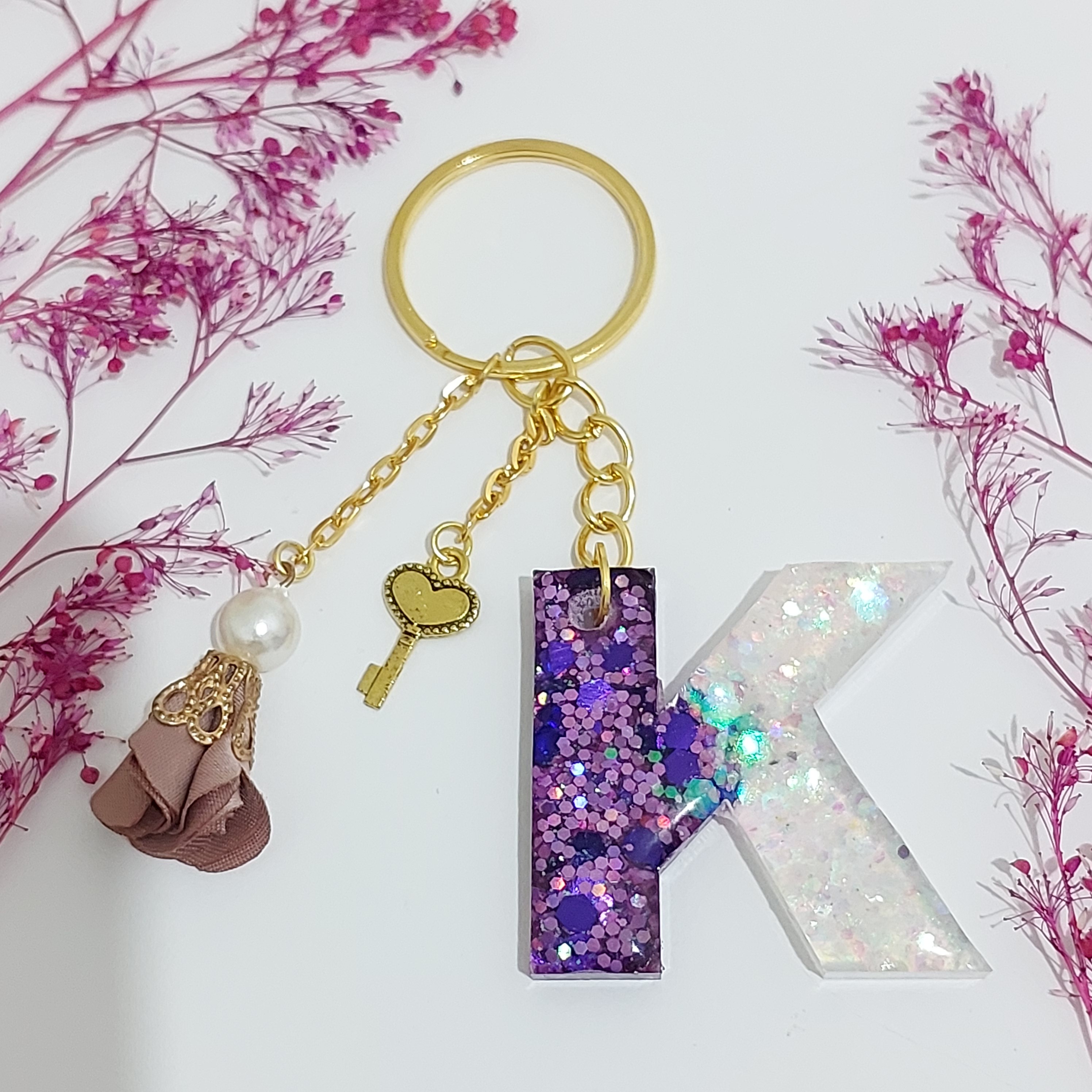 جاکلیدی دستساز رزینی حرف K انگلیسی با آویز گل و خرجکار فلزی 