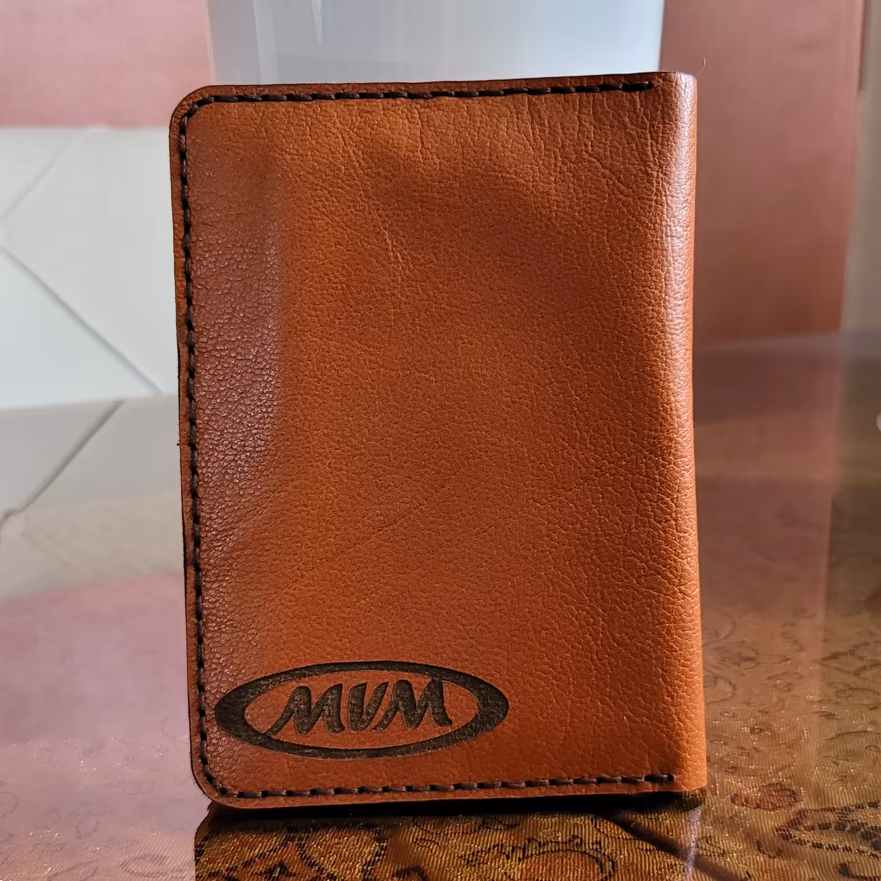 جا مدارکی چرم عسلی با حکاکی مدل ماشین (یا هر اسم دلخواه شما)