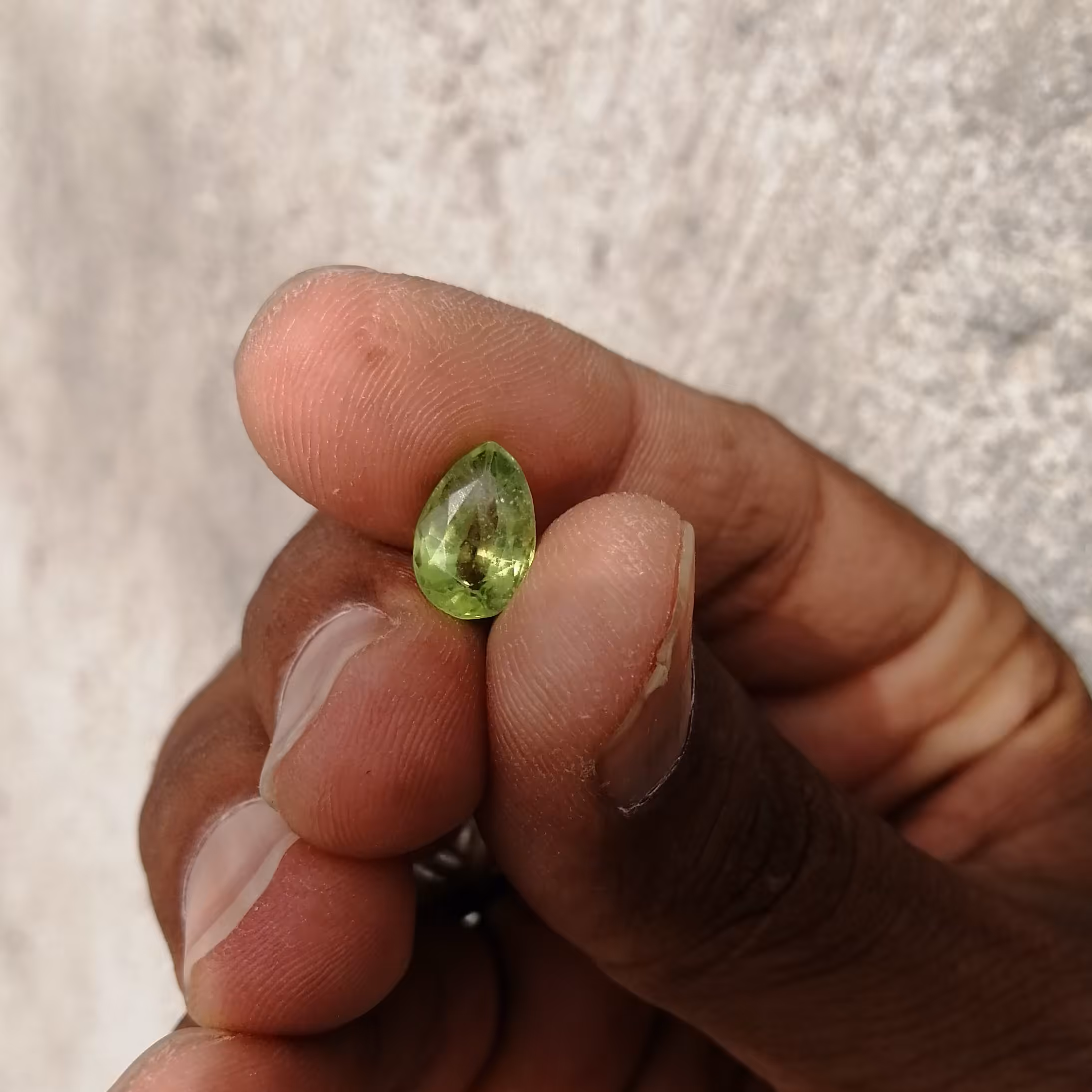 نگین زبرجد معدنی نچرال طبیعی و اصل تراش اشکی بسیار عالی هم برای نگین انگشتری و هم برای مخراج انگستر