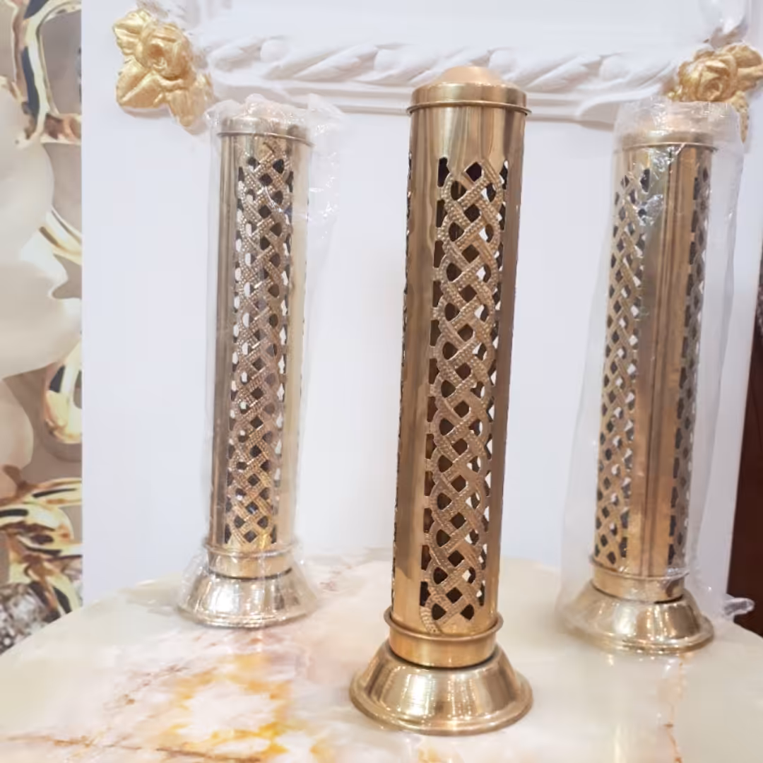 جا عودی برنز کار هندی کار شیک و لاکچری برای منزل و مغا زه  هم برای دکور و قابل استفاده ارتفاع 26 وزن 70گرم 