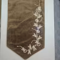 رومیزی   مخمل دستدوز  سایز 1×50     و دو عدد   50×50    3 تیکه قیمت هر 3 تیکه باهم 1 میلیون 