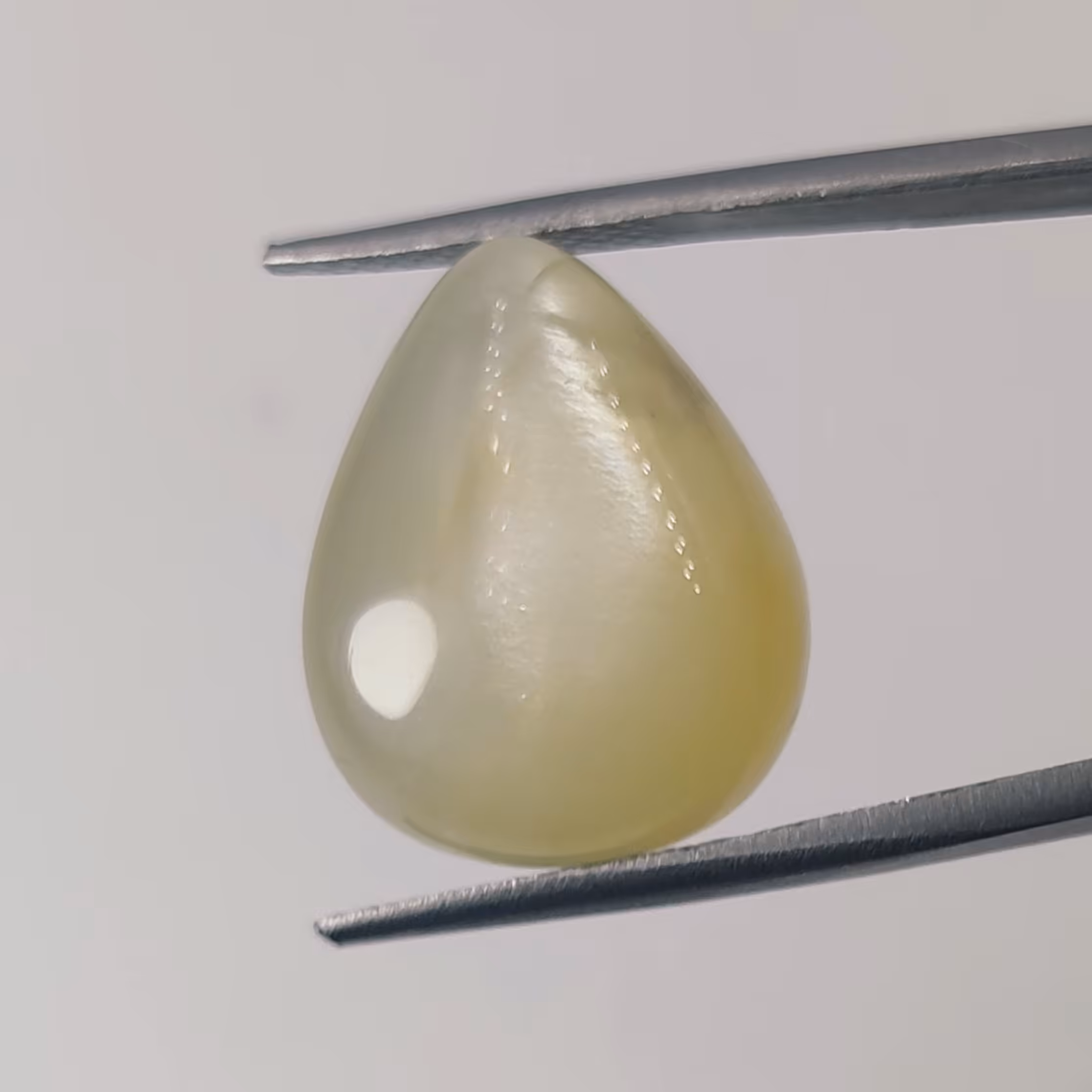 مون استون یا سنگ ماه معدنی (تراش زیبای اشک)