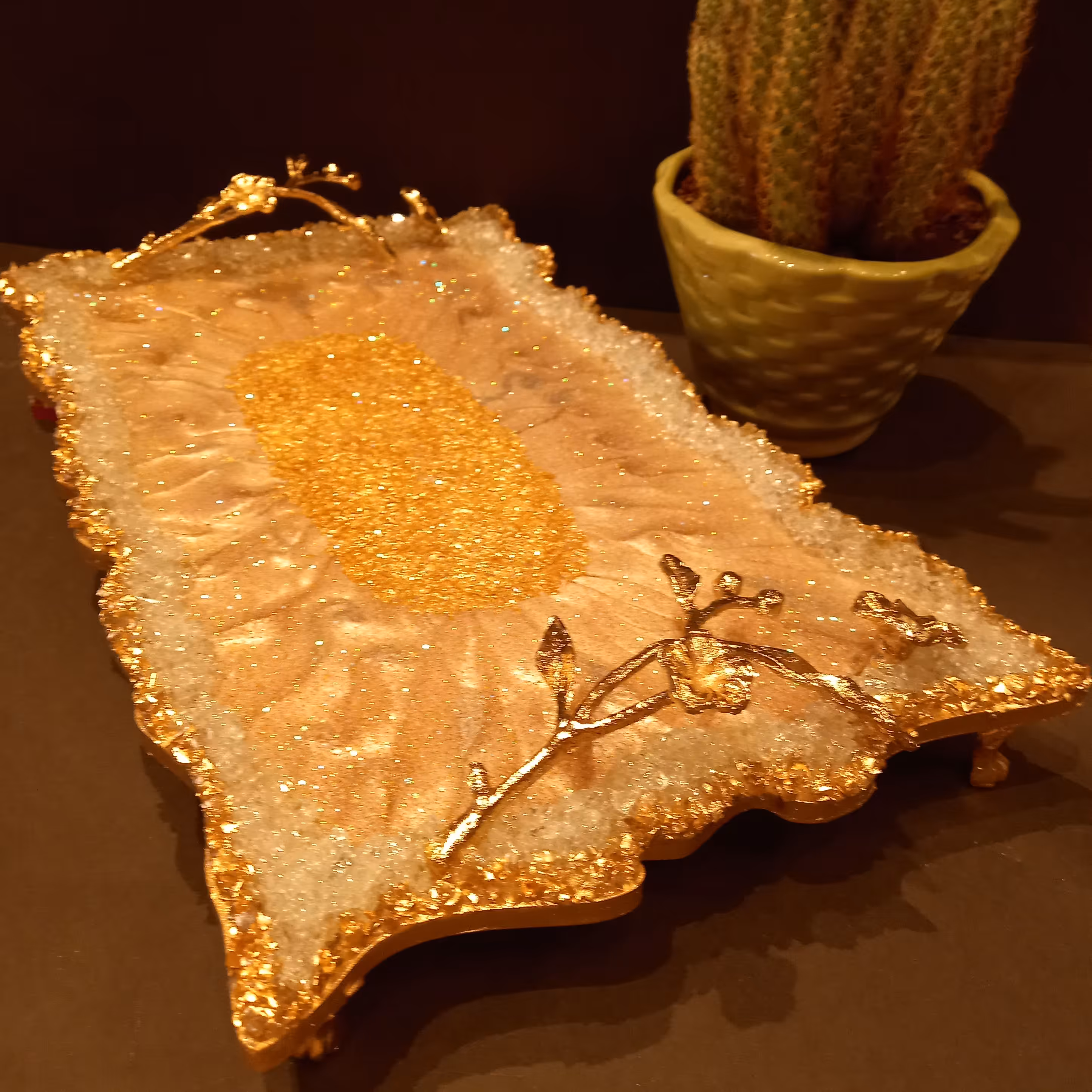سینی پذیرایی رزین بادسته های طلایی برنجی وپایه های طلایی 