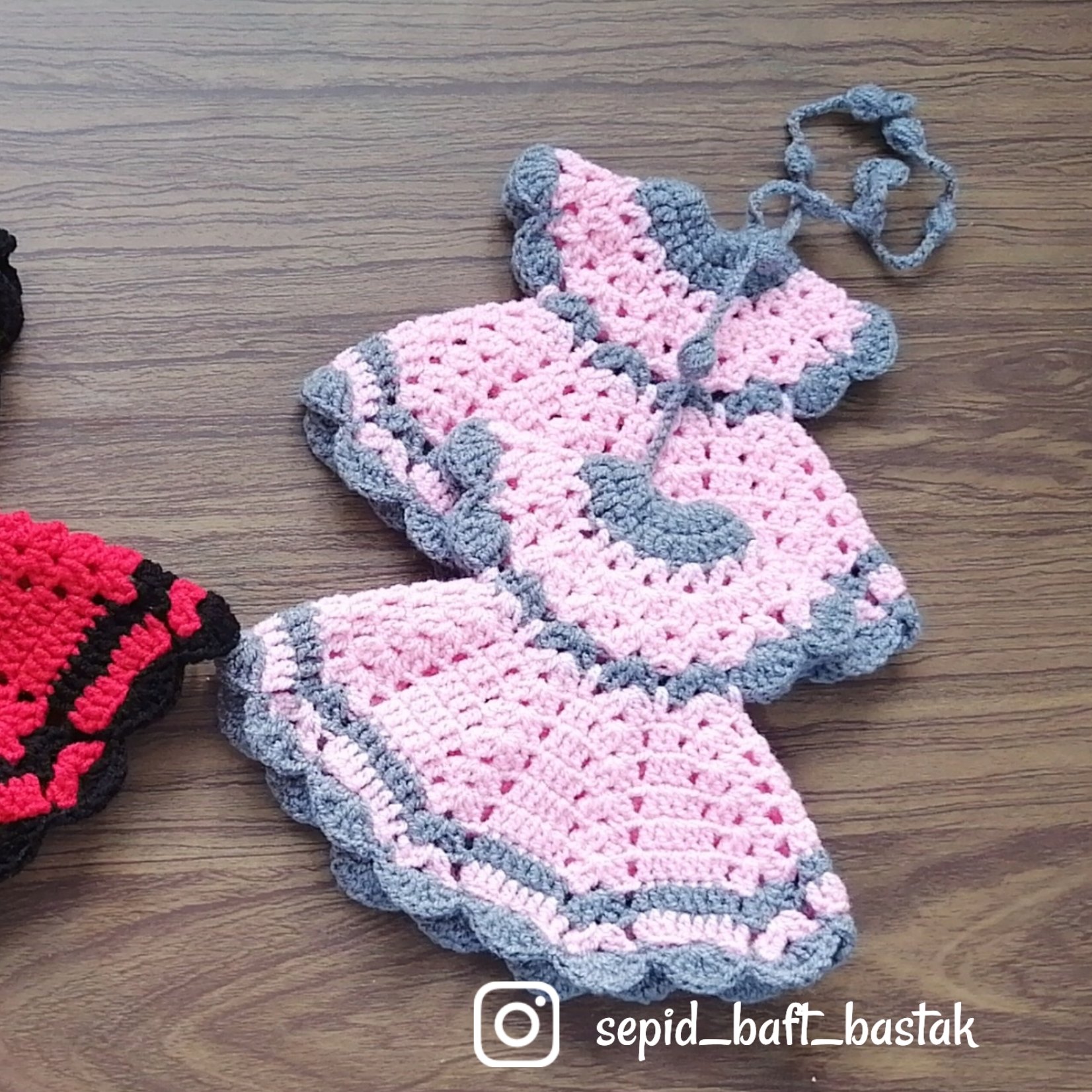 یک جفت دستگیره آشپزخانه بافتنی دستباف- وزن تقریبا 50 گرم-دو لایه-بافته شده با کاموا قابل سفارش در رنگها و تعداد مختلف