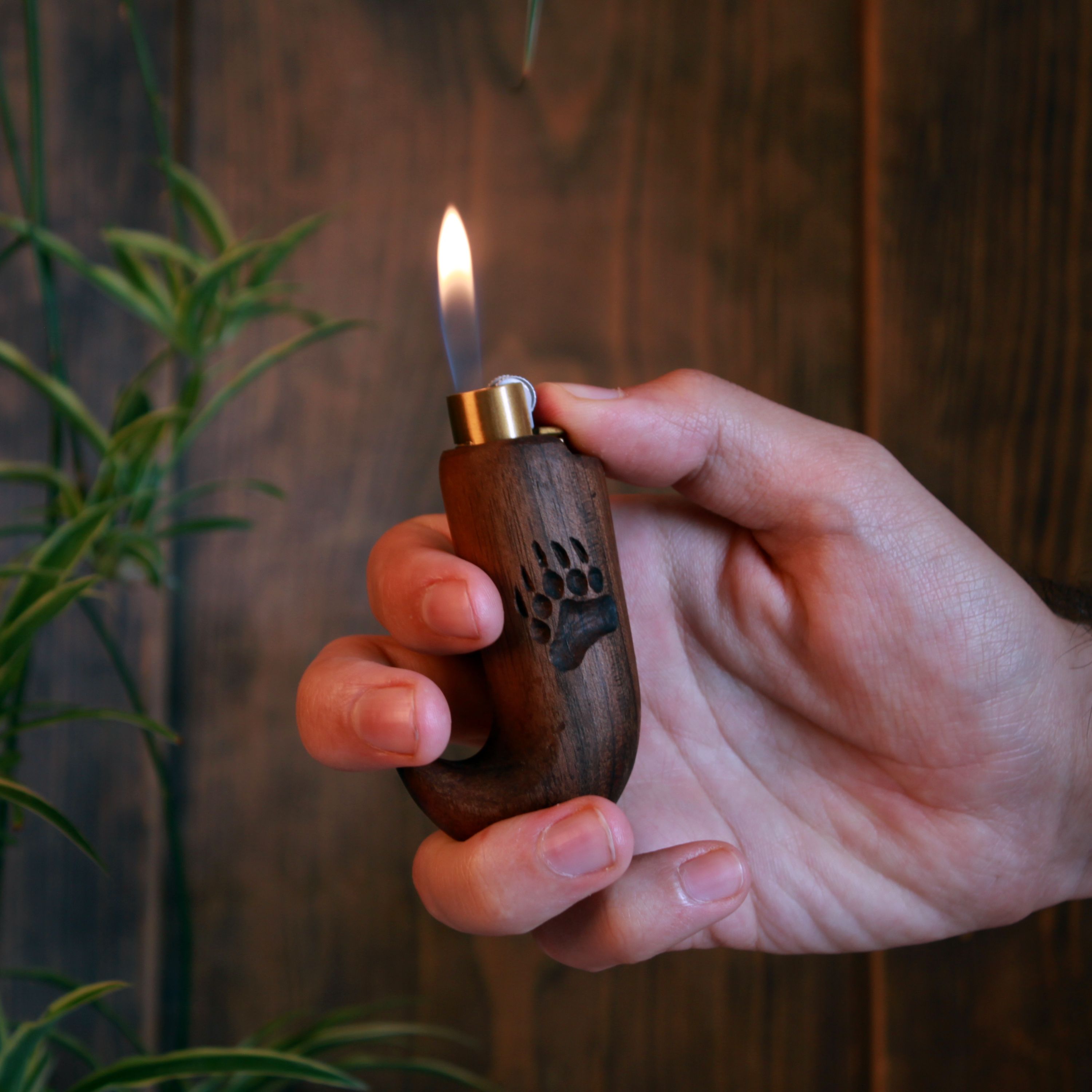 فندک گازی دست ساز طرح 	پنجه خرس از جنس چوب گردو 	 			