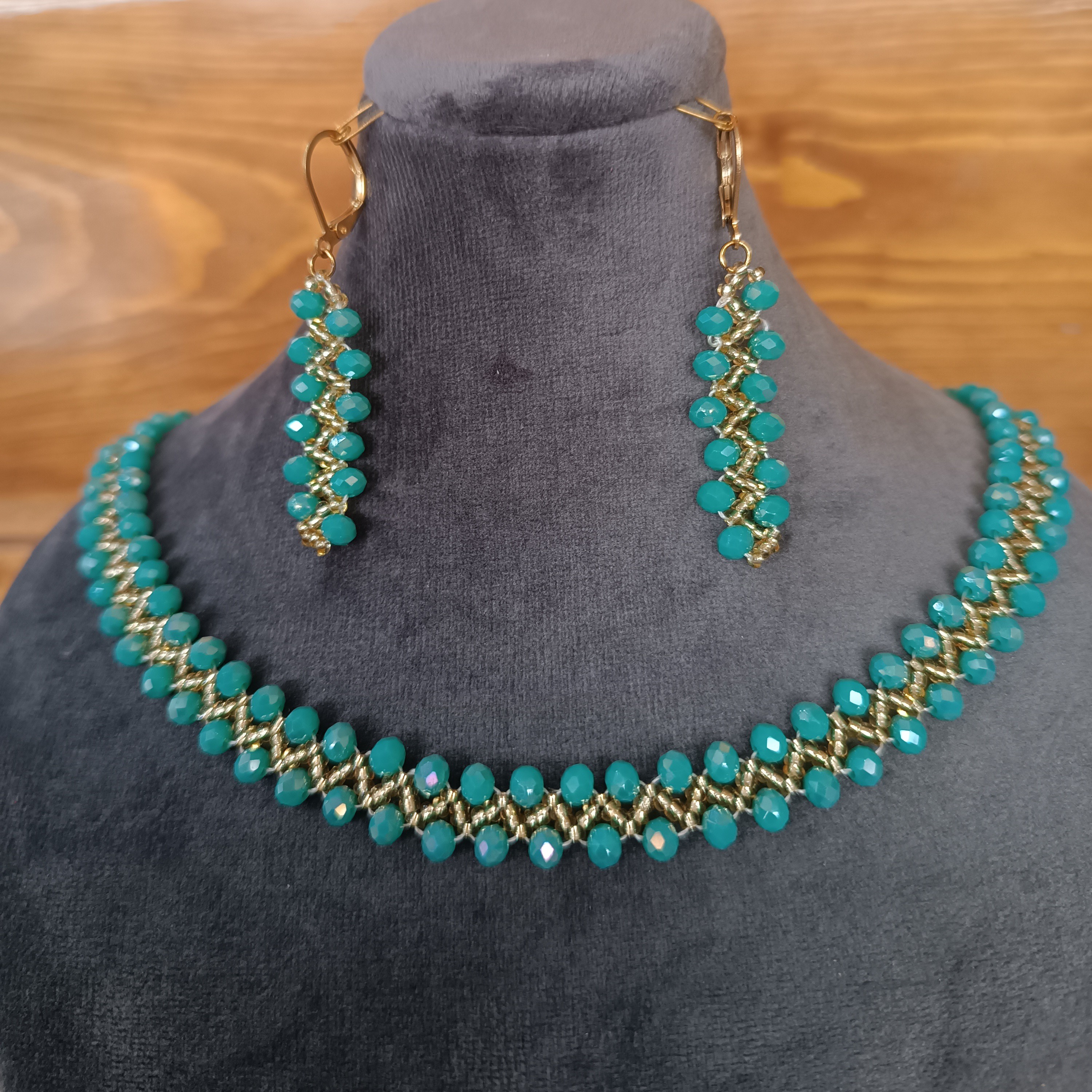 نیم ست زیبای کریستال ومونجوق .بافته شده بانخ نامرئبی دولایه محکم .