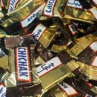 شکلات کاکائویی چیچک طلایی  آجیل و خشکبار بادامک 