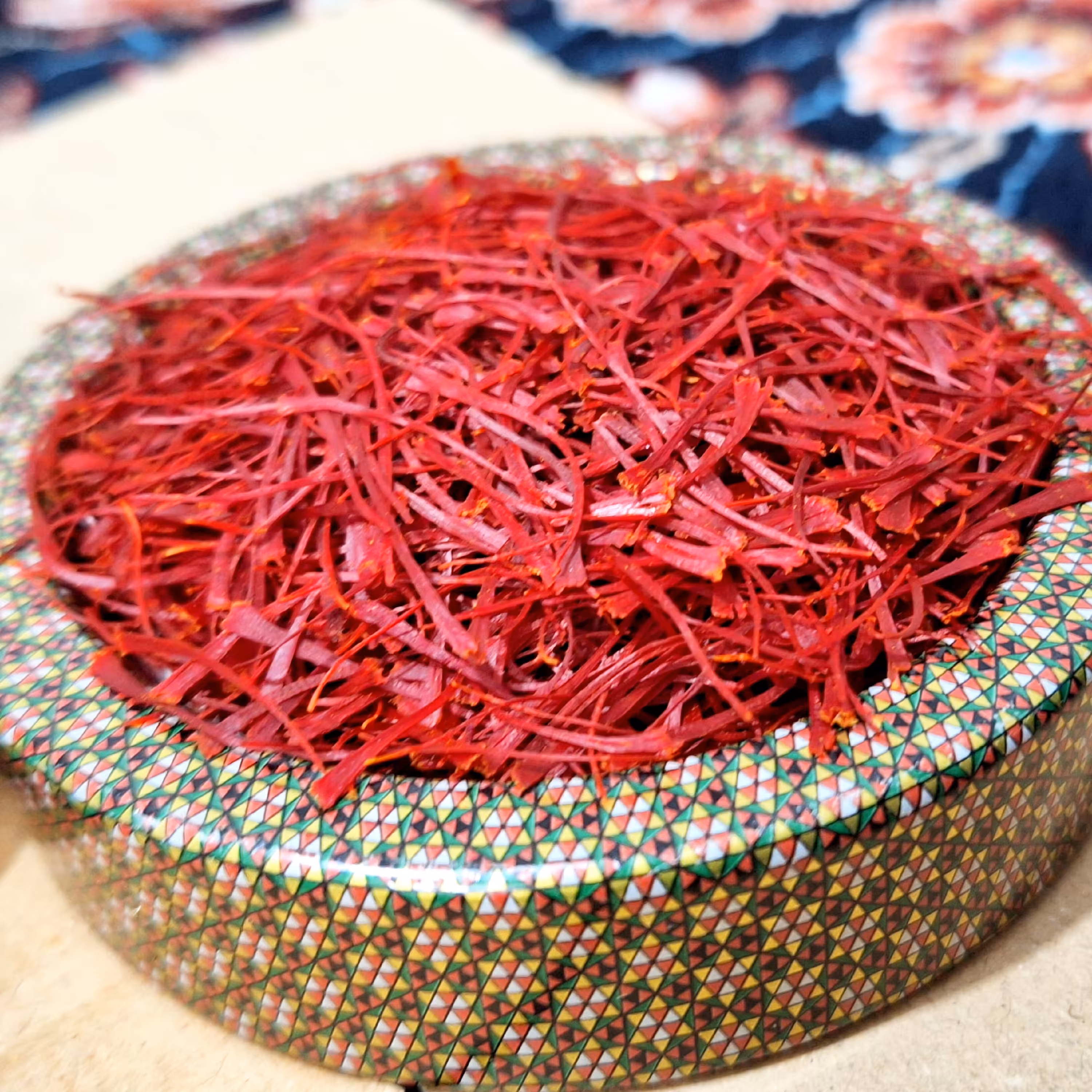 زعفران  نگین اتویی یک مثقالی ظرف خاتم