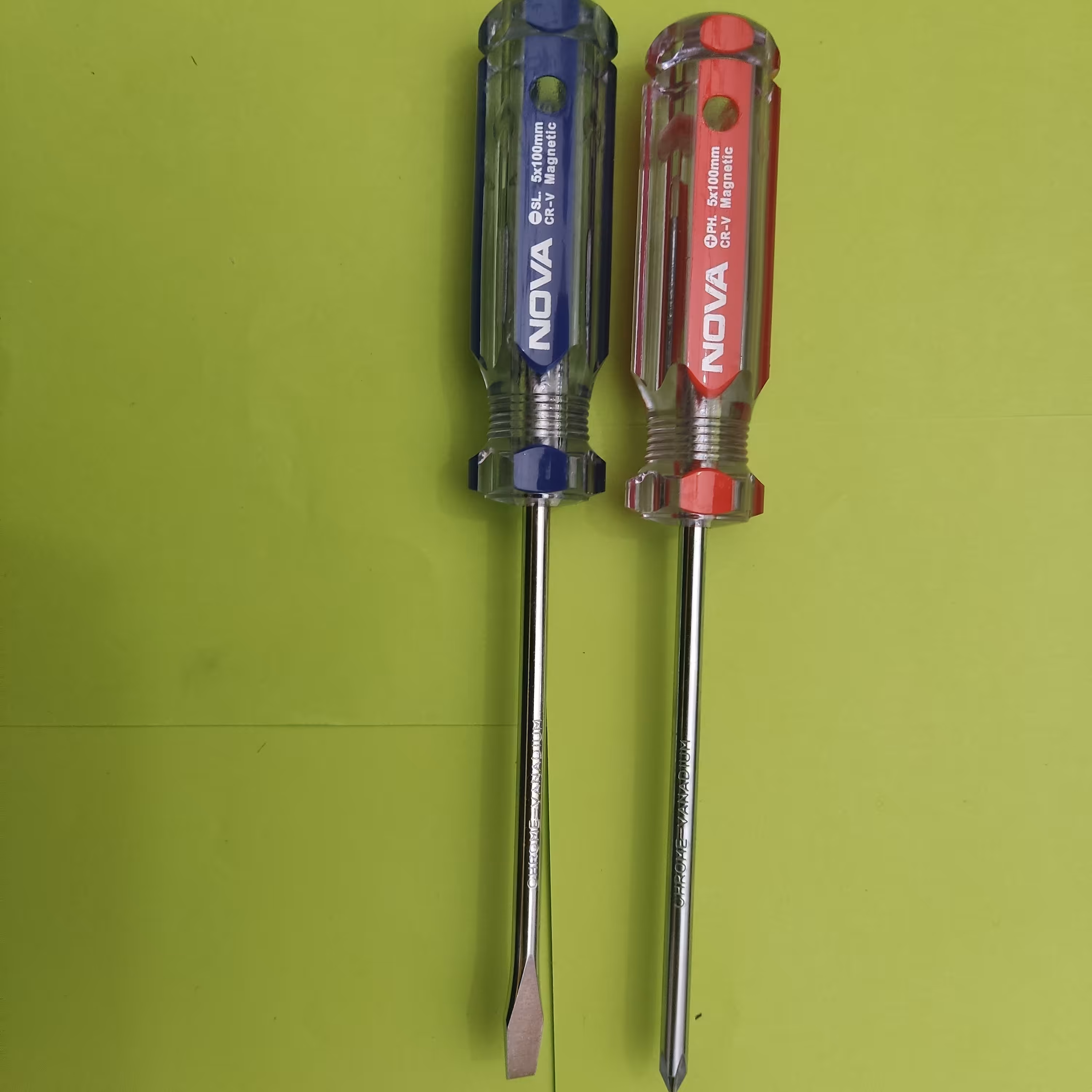 پیچ گوشتی نووا در بسته های دو عددی یک عدد دوسو یک عدد چهارسو محصول فروشگاه وهاب زاده