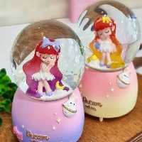 گوی موزیکال پمپی و چراغدار طرح دختر پاپیون دار