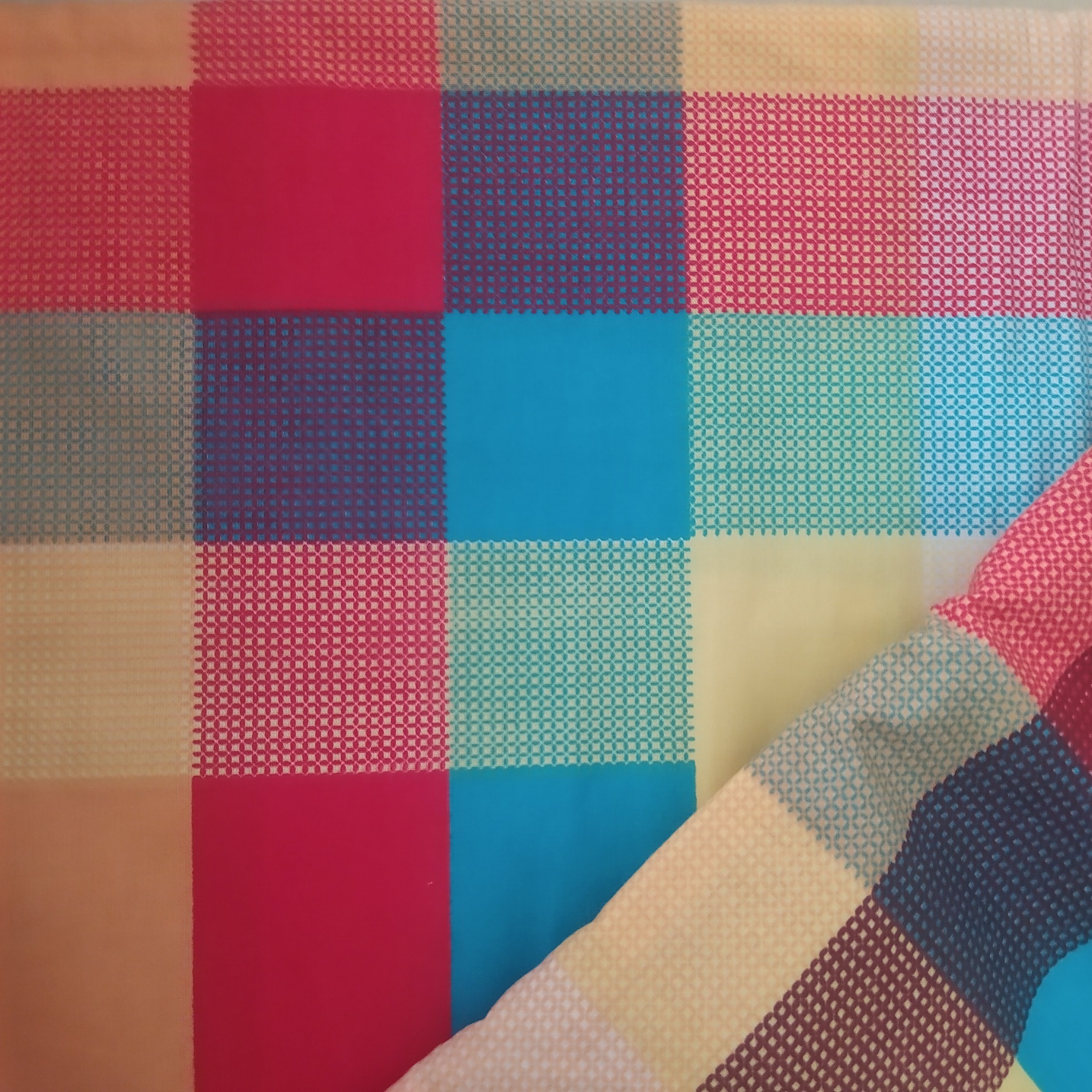 ست کاور چهارخانه تخت دو نفره شامل یک کاور کشدار و دو عدد روبالشی