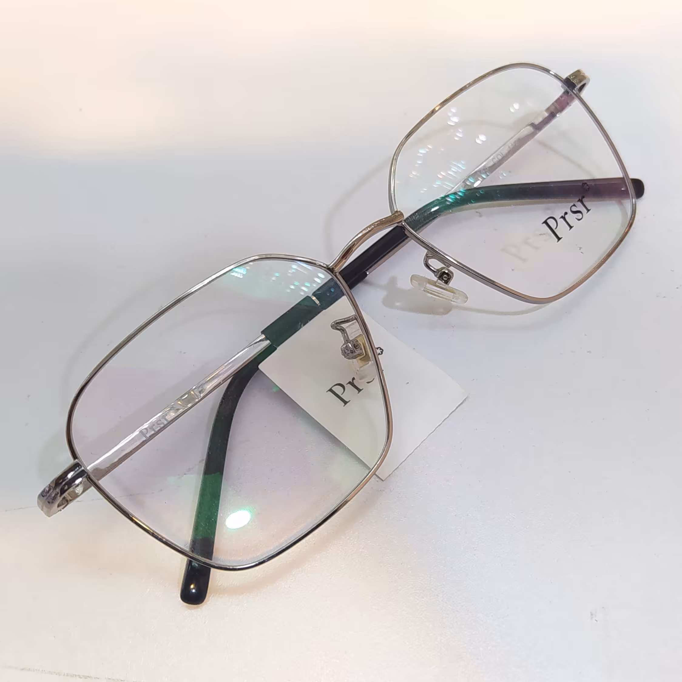 عینک طبی اسپرت  سایز بزرگ جنسیت فریم تمام قاب فلزی قابلیت ساخت انواع عدسی طبی را دارد صورت خور بسیار عالی رنگ نقره ای