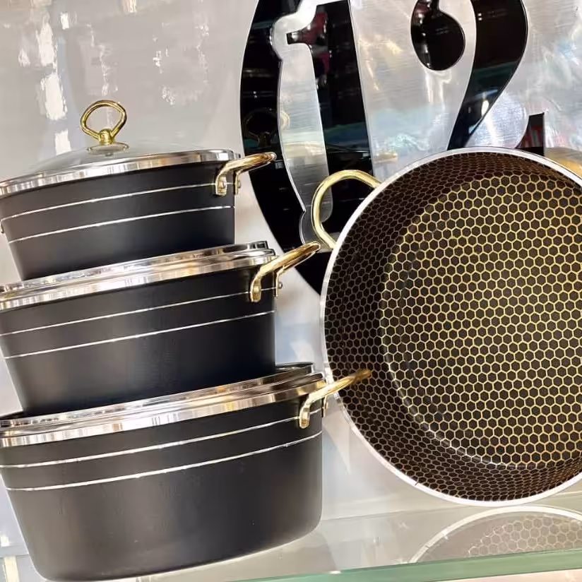 سرویس قابلمه 7 پارچه طرح چدن کیژان گلدونی کف زنبوری دسته طلایی 