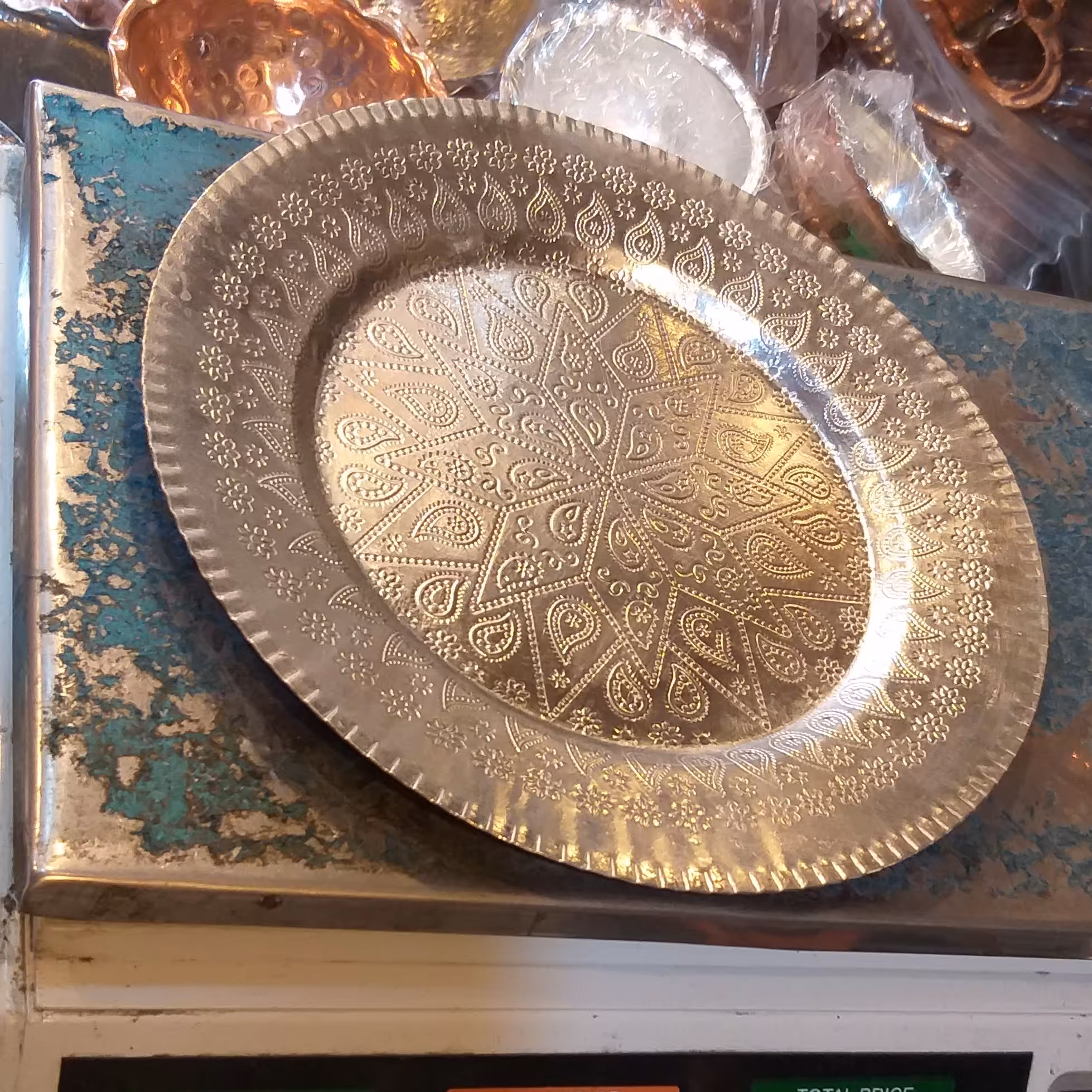 بشقاب پلو خوری مسی تو سفید طرح دار  