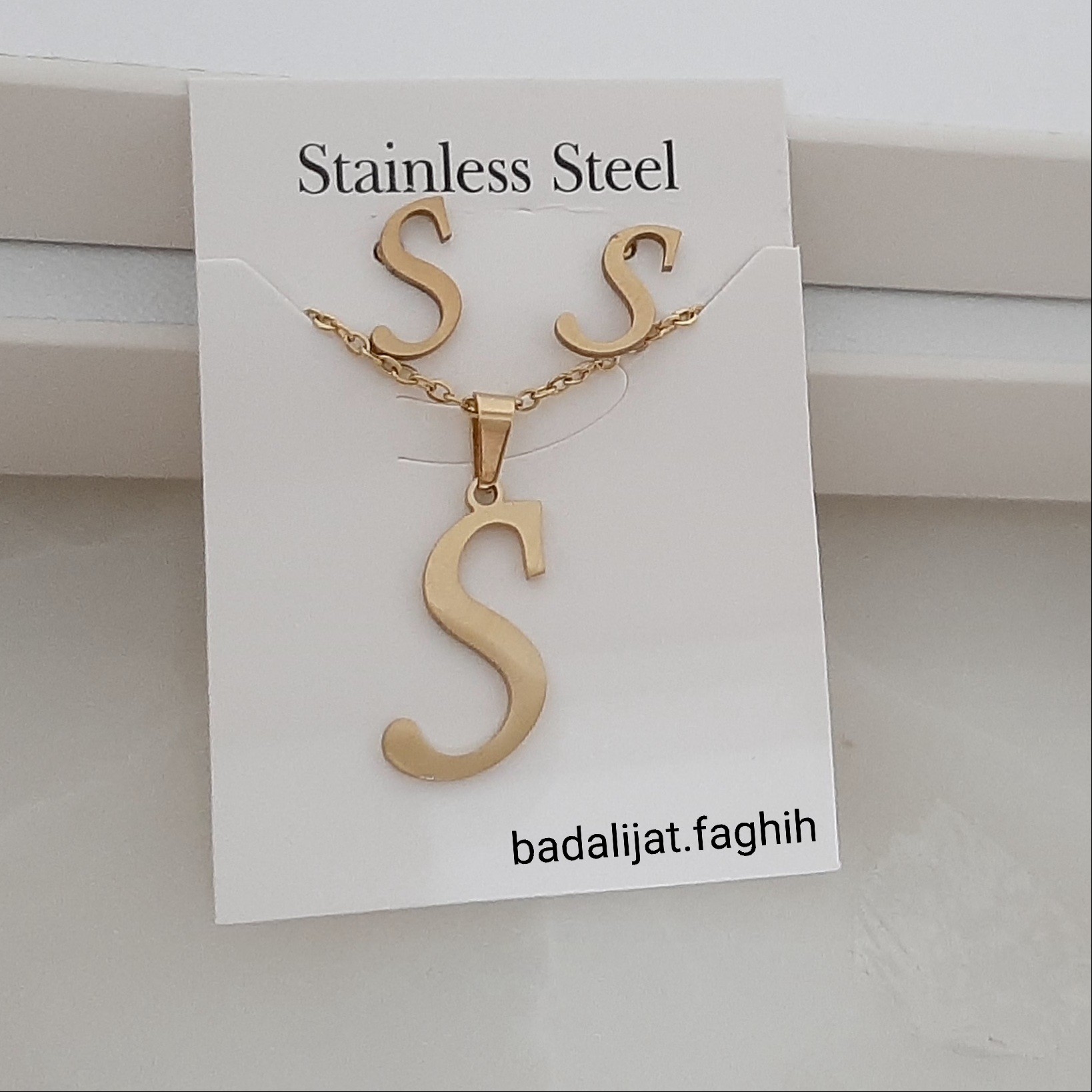 نیم ست حروف استیل درجه یک آبکاری طلا شده و رنگ ثابت بهمراه زنجیر استیل
