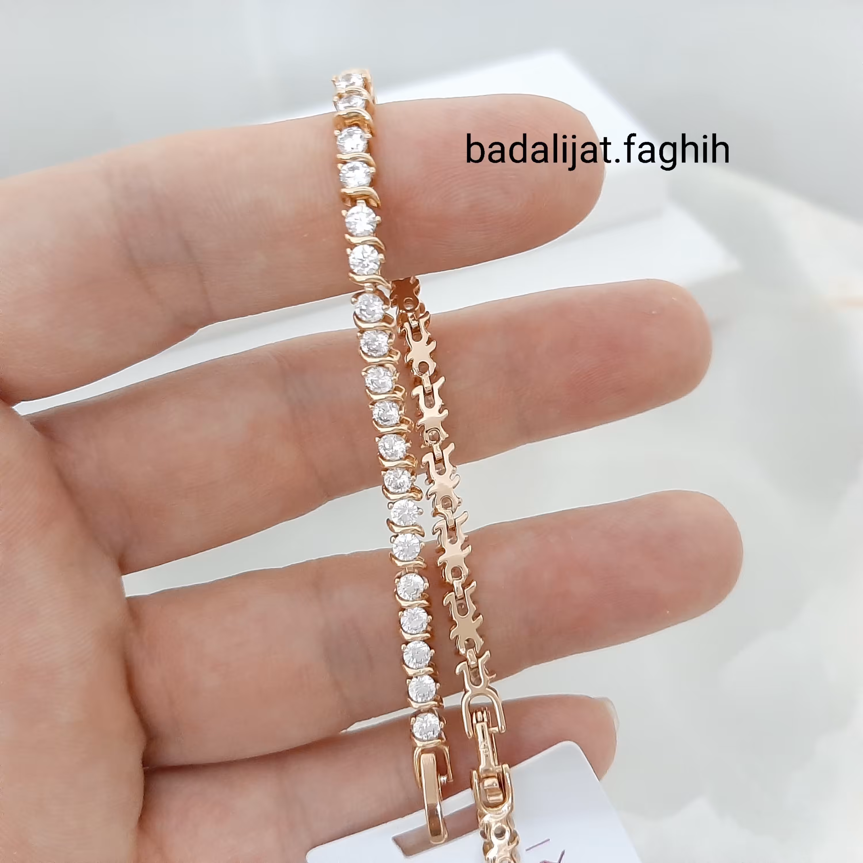 دستبند ژوپینگ تنسی فوق العاده شیک و با نگین های مخراجی شده کاملا درخشان حک خورده و آبکاری طلا شده 