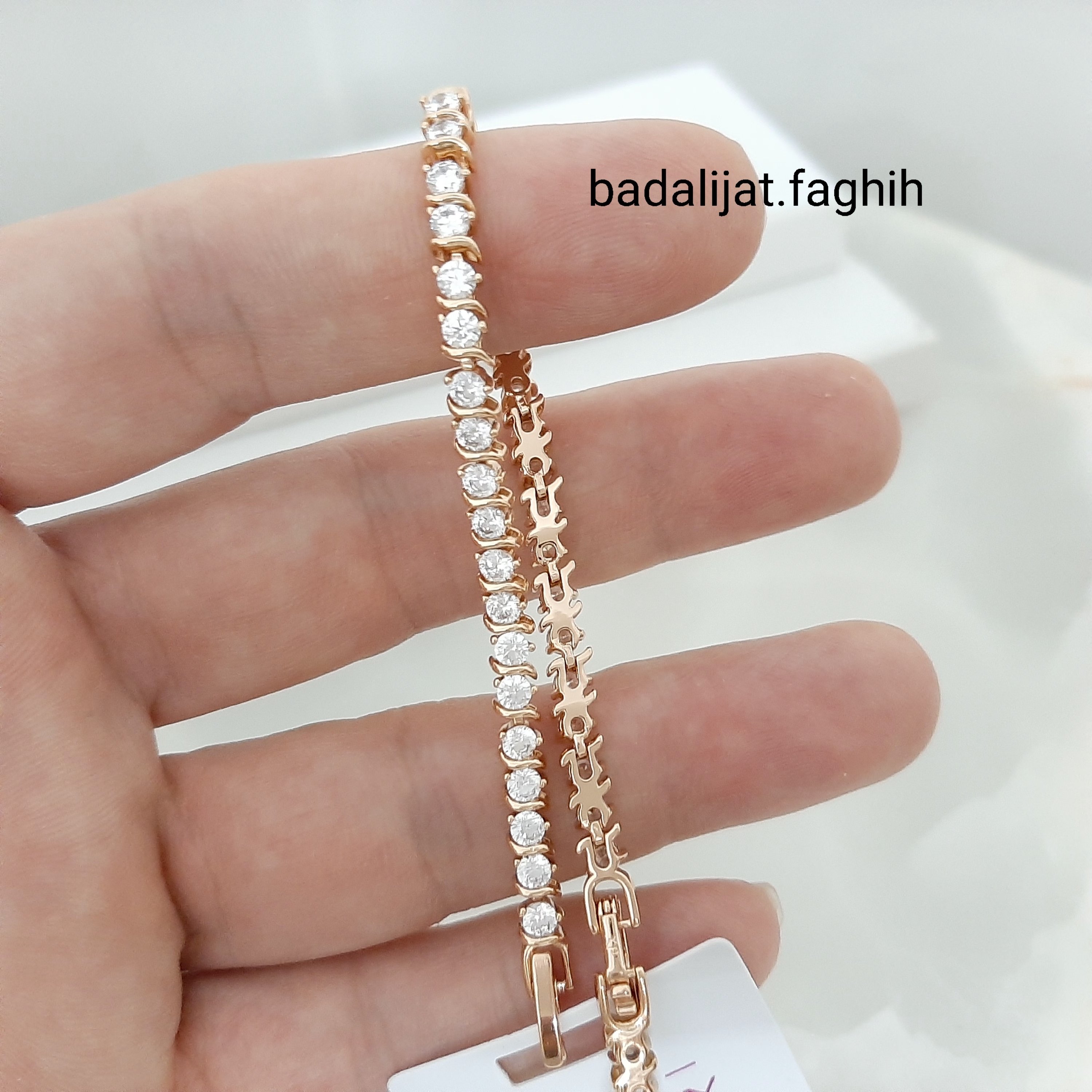 دستبند ژوپینگ تنسی فوق العاده شیک و با نگین های مخراجی شده کاملا درخشان حک خورده و آبکاری طلا شده 