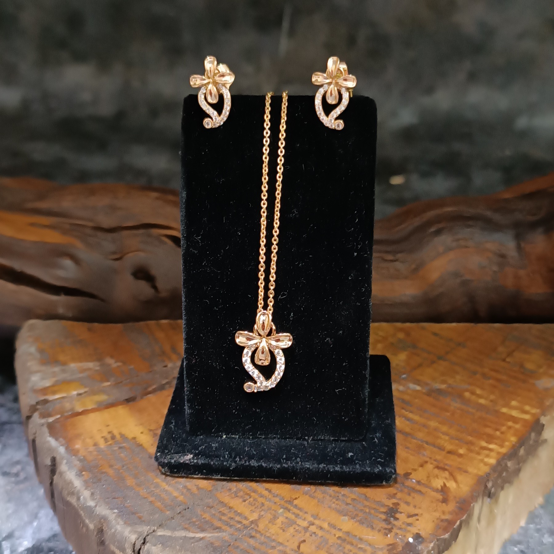 نیم ست ژوپینگ .جواهر.آبکاری طلای 24عیار.با 50درصد تخفیف.سنگها مخراج کاری شده 