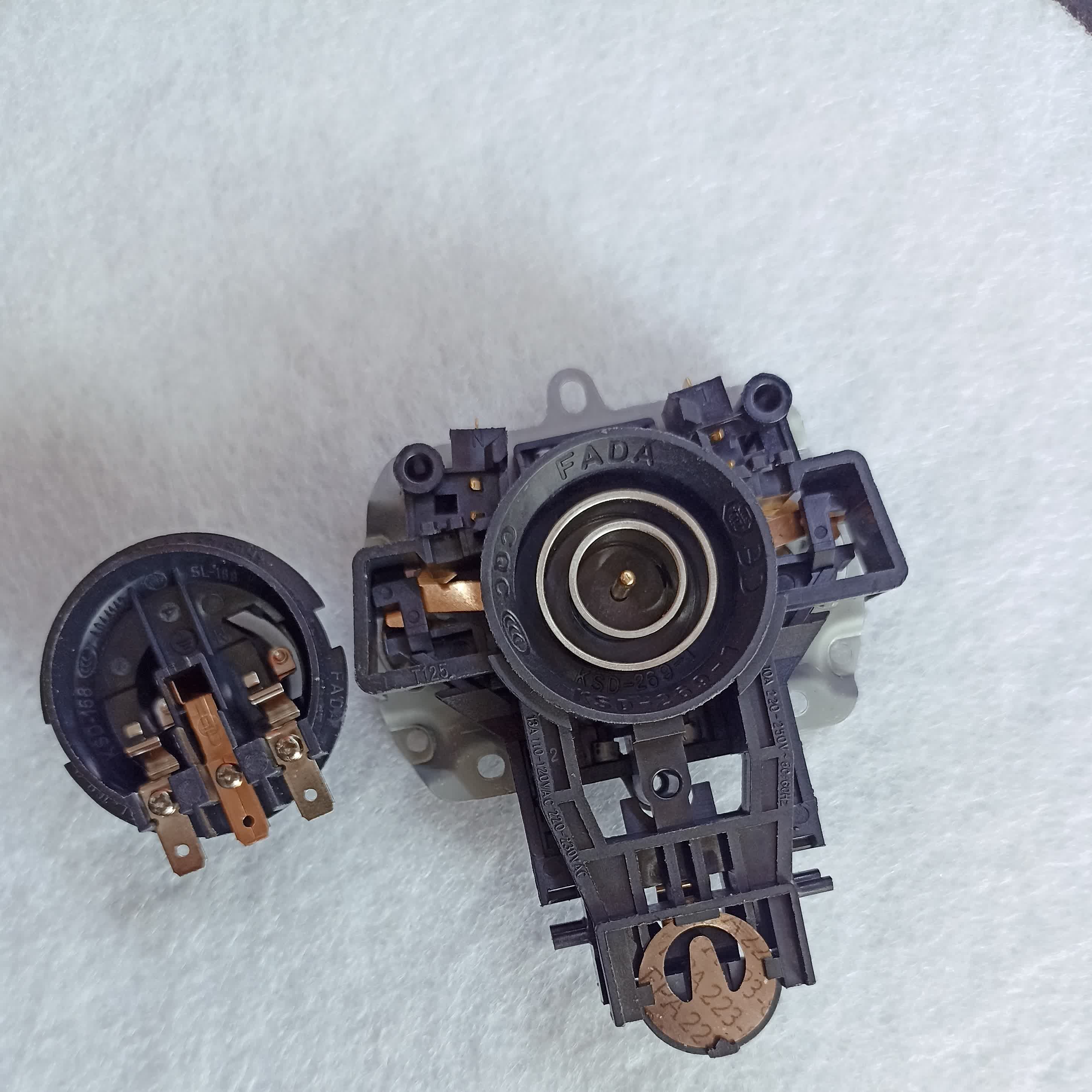 ترموستات چای ساز برند فادا مدل 1-269 دو خار طول 98 میل و عرض 75 میل طبق تصاویر.