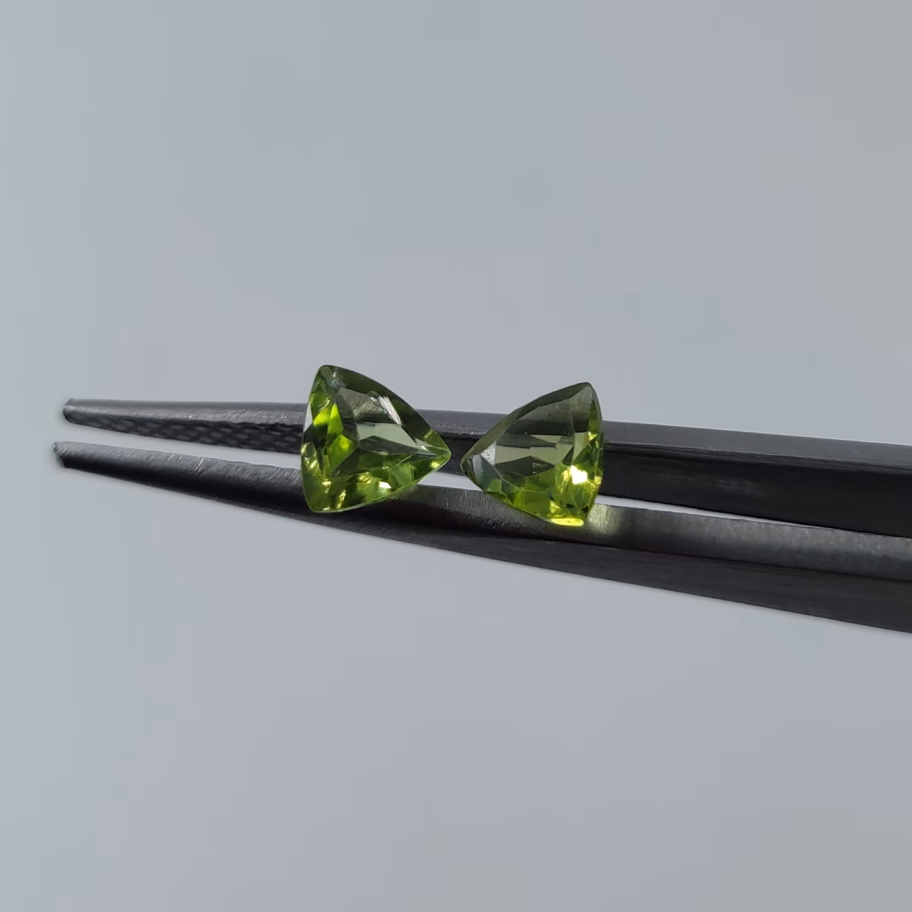 یک جفت نگین سنگ زبرجد معدنی آفریقا (تریلیون کات)