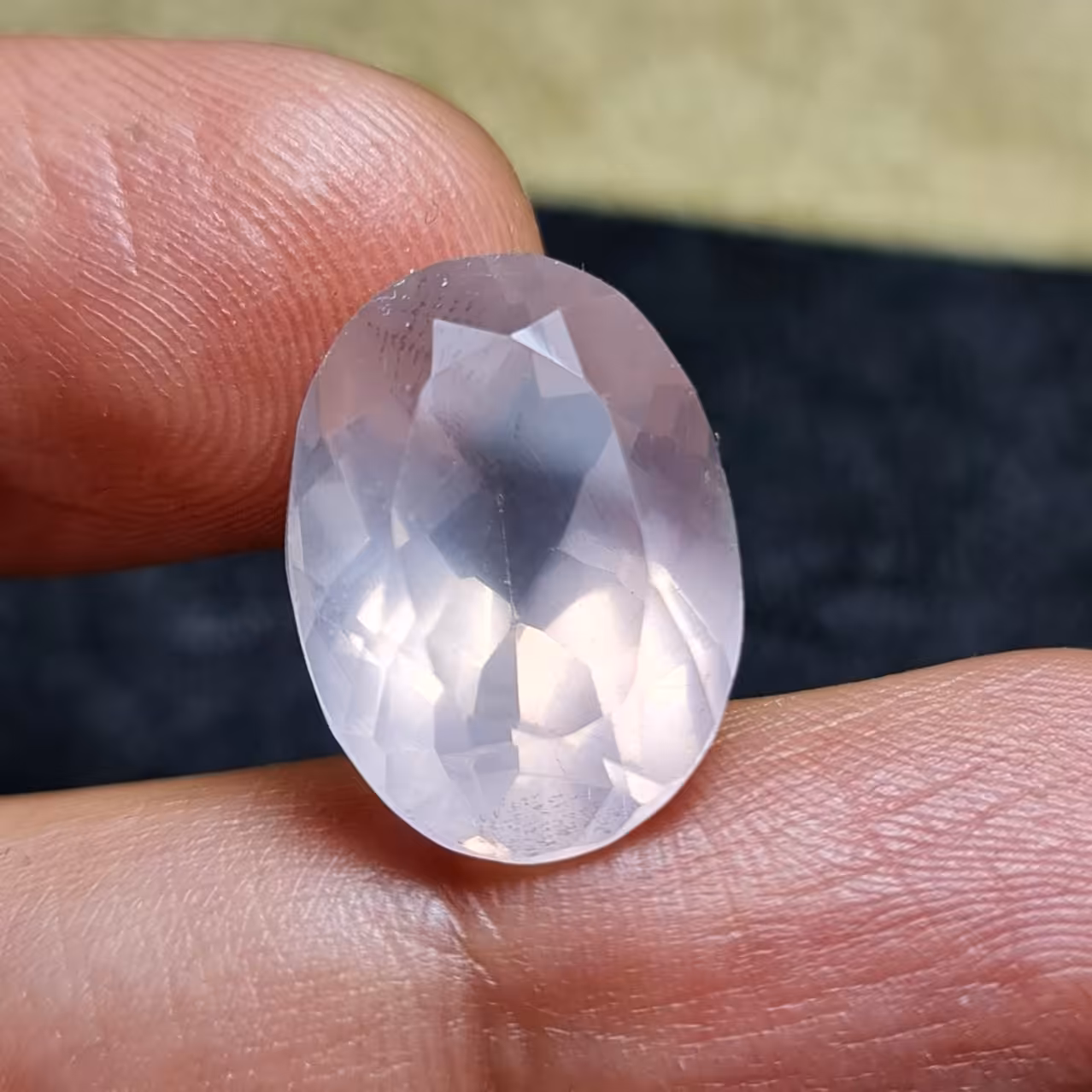  نگین زیبای سنگ طبیعی رُز کوارتز  معدنی آفریقایی با وزن 12قیراط 
کد  28721