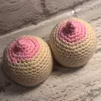 جا کلیدی و عروسک بافتنی نرم و کوچیک صورتی و کرمی شکل می می 