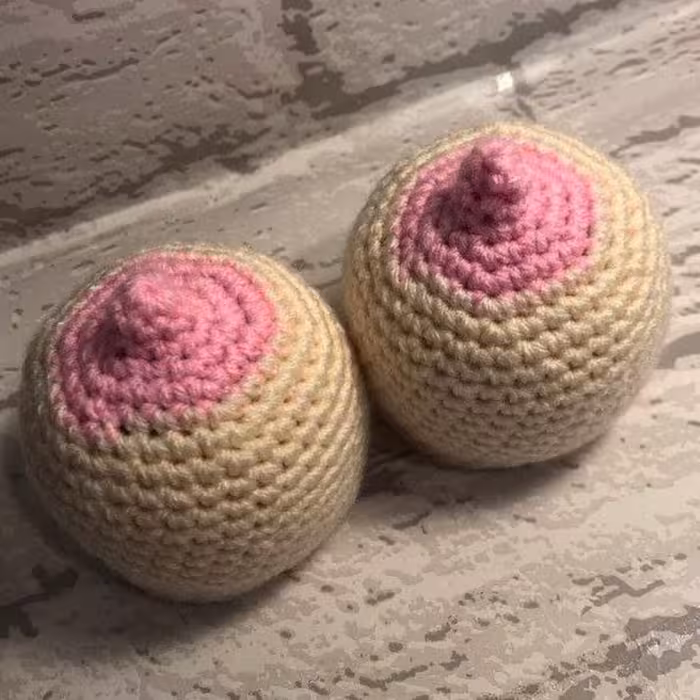 جا کلیدی و عروسک بافتنی نرم و کوچیک صورتی و کرمی شکل می می 