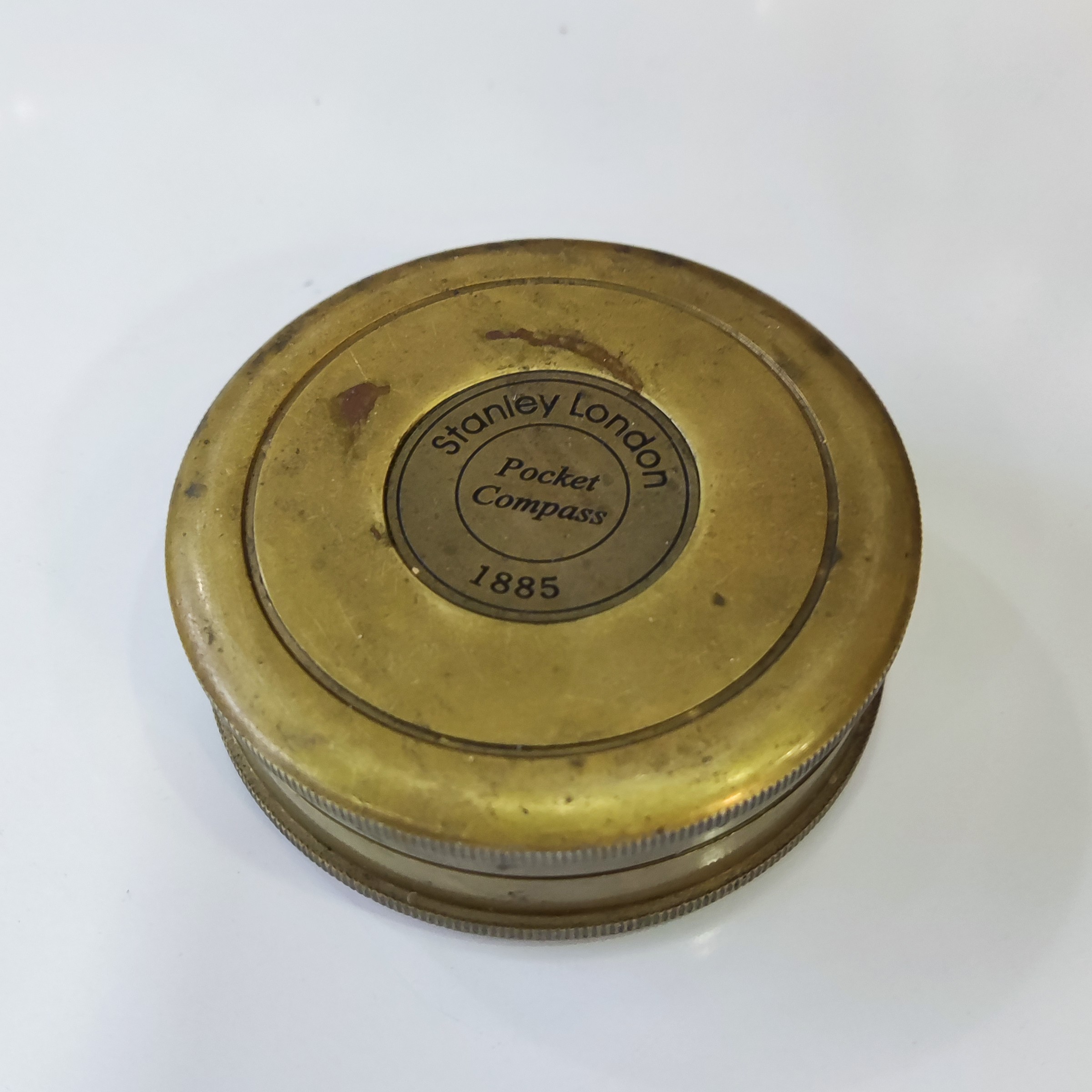 قطب نمای برنجی stanley london 1885 ، درب پیچی ، حکاکی شده ، طرح دریانوردی انگلیسی