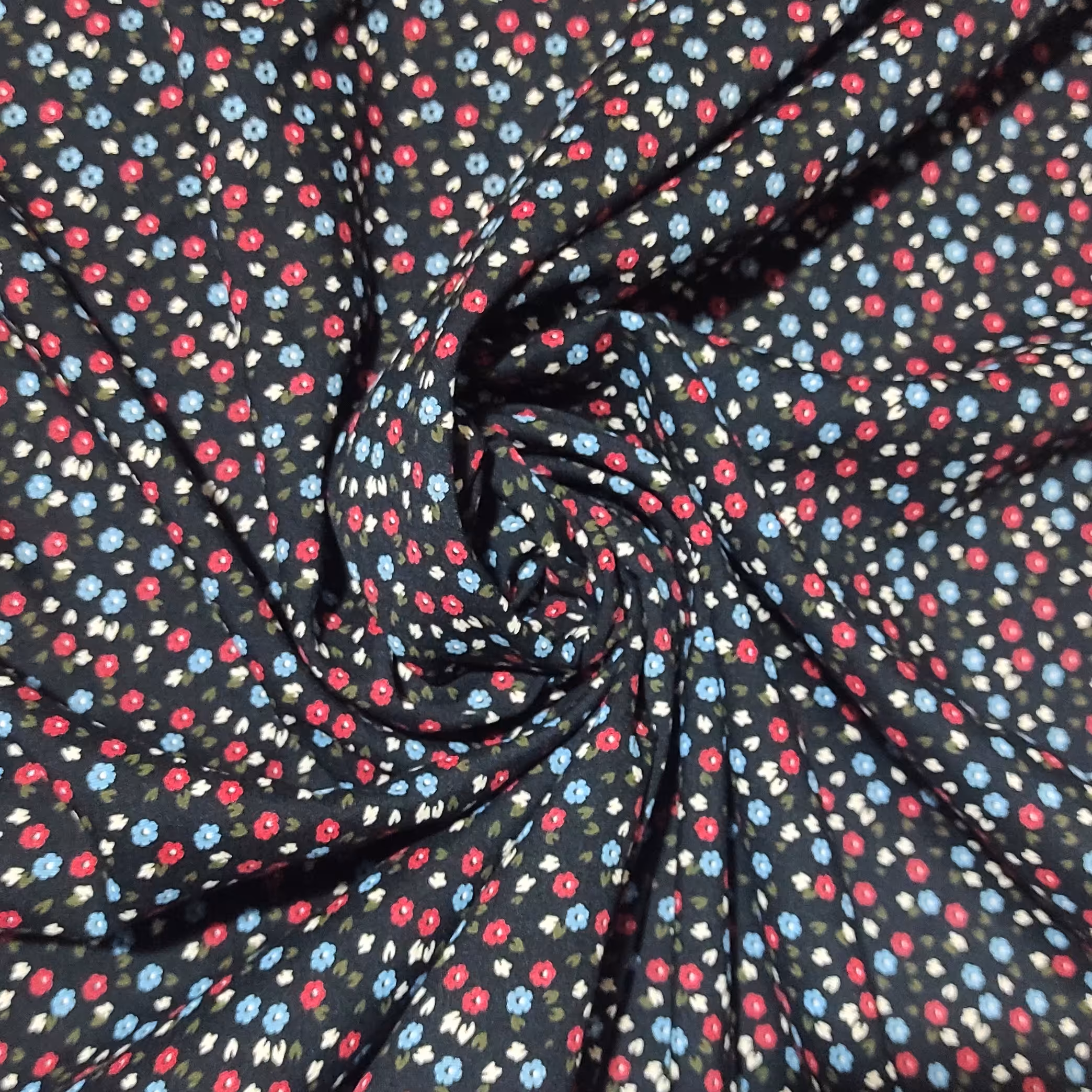 دو متر و پانزده سانتی متر پارچه نخی عرض 90 گل قرمز و آبی