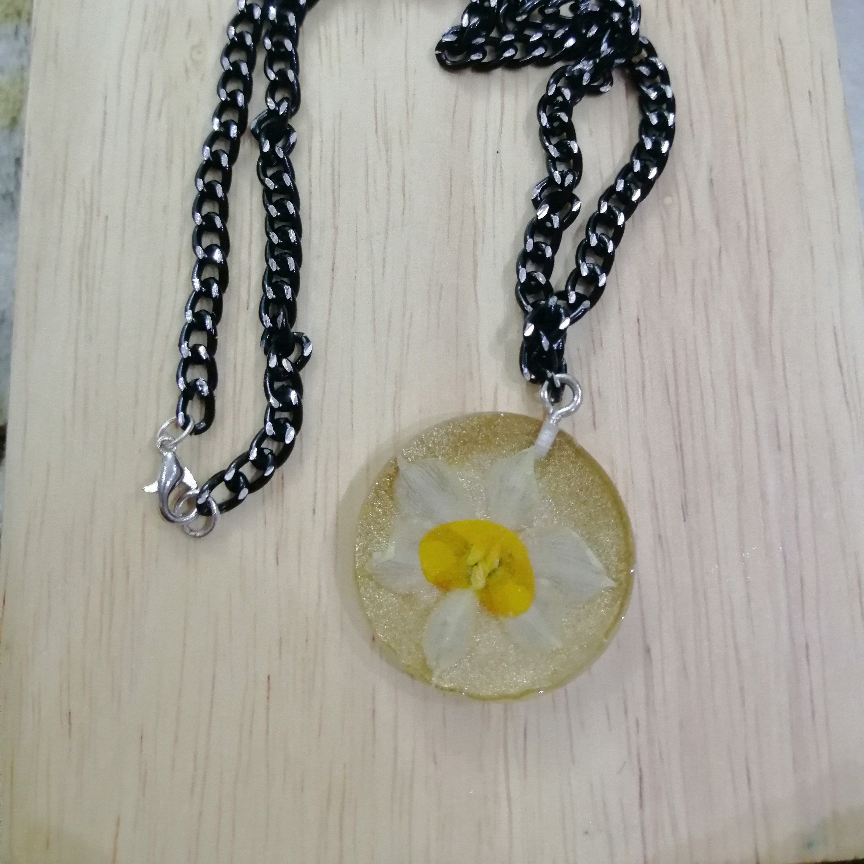 گردنبند رزینی طرح گل نرگس 