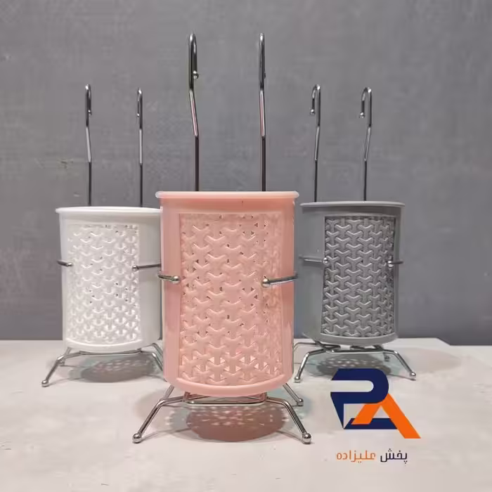 جا قاشقی پلاستیکی  آویز دار قلاب و پایه ی فلزی است  جاقاشقی طرح حصیری مدل رعنا 